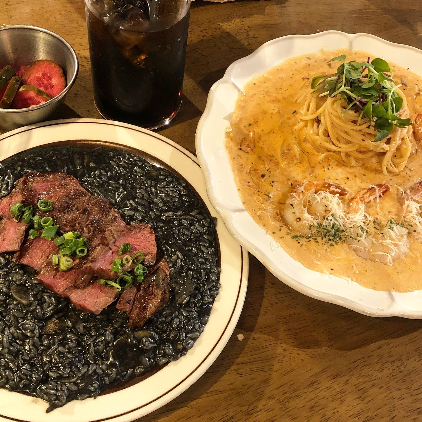 ✨청주 핫플 #우암산호랭이 🐯💖
 
청주는 서울과는 다르게 시내라는 단어를 사용합니다ㅎㅎ 번화가들이 많지 않아서 “시내에서 보자” 라고 하면 다 알아듣고 모이는 장소이죵 ㅋㅋㅋㅋ 오랜만에 친구와 시내에 있는 양식집을 다녀왔네요☺️

스테이크먹물리조또랑 새우로제리조또를 주문했는데 완전 제스타일🫶🏻🫶🏻
사실 검정색 리조또는 연인과 데이트 할 때 먹기 살짝 민망하잖아요? 친구랑 놀때 실컷 먹어둬야죵^.^ 
음식이 나왔는데 검정색 밥에 붉은 스테이크가 색감이 너무 군침돌았아요 😋
스테이크도 너무 맛있었는데 리조또도 간이 딱 맞아서 맛있게 먹었습니다 🍝🖤

새우로제리조또는 부드럽고 적당하게 해산물맛이 나서 넘 좋았어요 과한 해산물맛은 비려서 불호인데 딱 적당했습니다 💕

주말에는 웨이팅이 엄청 길어서 늘 포기했는데 이번에는 일찍가서 웨이팅 없이 먹을 수 있어서 좋았습니다 👍🏻

🖤스테이크먹물리조또 17000₩
🧡새우로제리조또 15000₩

.
.
.
.
.
.
.
.
.
#청주맛집 #청주 #청주파스타 #봄코디 #음식스타그램 #좋아요반사 #청주성안길 #성안길 #파스타맛집 #파스타레시피 #리조또 #리조또맛집 #화이트데이 #화이트데이선물 #시내맛집