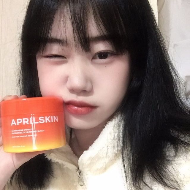 Yuna ᙏ̤̫͚ on Instagram: "#광고 피부가 너무 산뜻해지는 당근클렌징밤••🥕🧡 메이크업 지우기 한방에 해결 가능🫧 . . . @aprilskin_korea#에이프릴스킨#aprilskin#당근클렌징밤#블랙헤드#클렌징