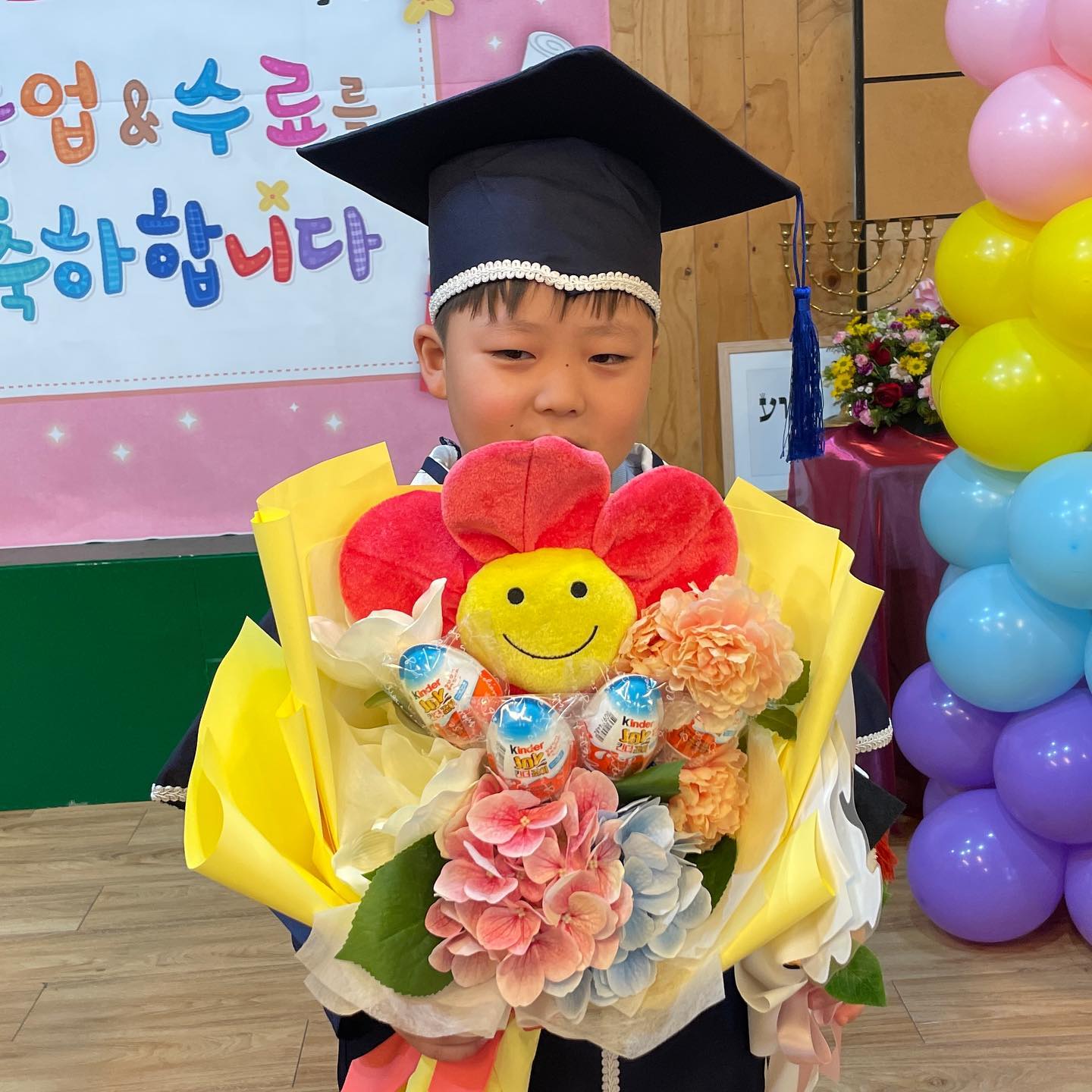 #어린이집졸업식
⠀
아들 졸업 축하해 🥳🎉
⠀
엄마아빠 졸업식에 안온줄 알고 울고있던 아들 ㅋㅋㅋ
설마~ 엄마가 이런 좋은날 참석을 안하겠니~ 이긍!!
⠀
초등학교에 입학할 널 생각하면 걱정이 많지만,
아자아자 화이팅 👏👏👏
⠀
⠀
⠀
#아들졸업식 #8살아들 #예비초등학생
