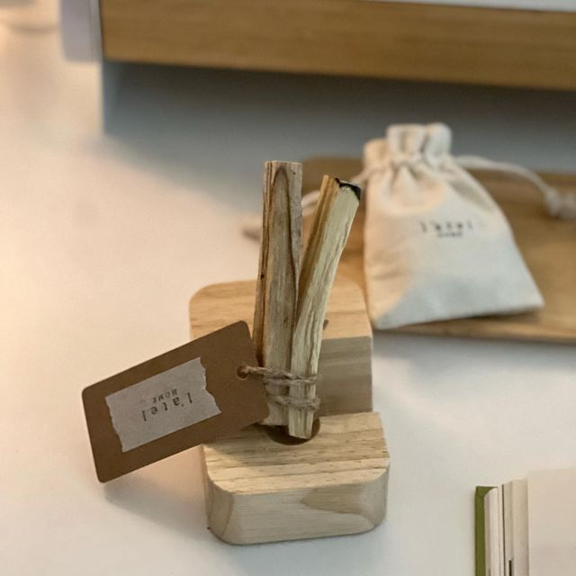 취향수집가 | 망고푸딩 on Instagram: "#광고 저희 집은 냥님들과 함께하고 있어 방향제는 현관문에 붙여놓은 자석 선반에만 두었었어요. 그런데 팔로산토는 천연방향제라 일단 안심했고 집에