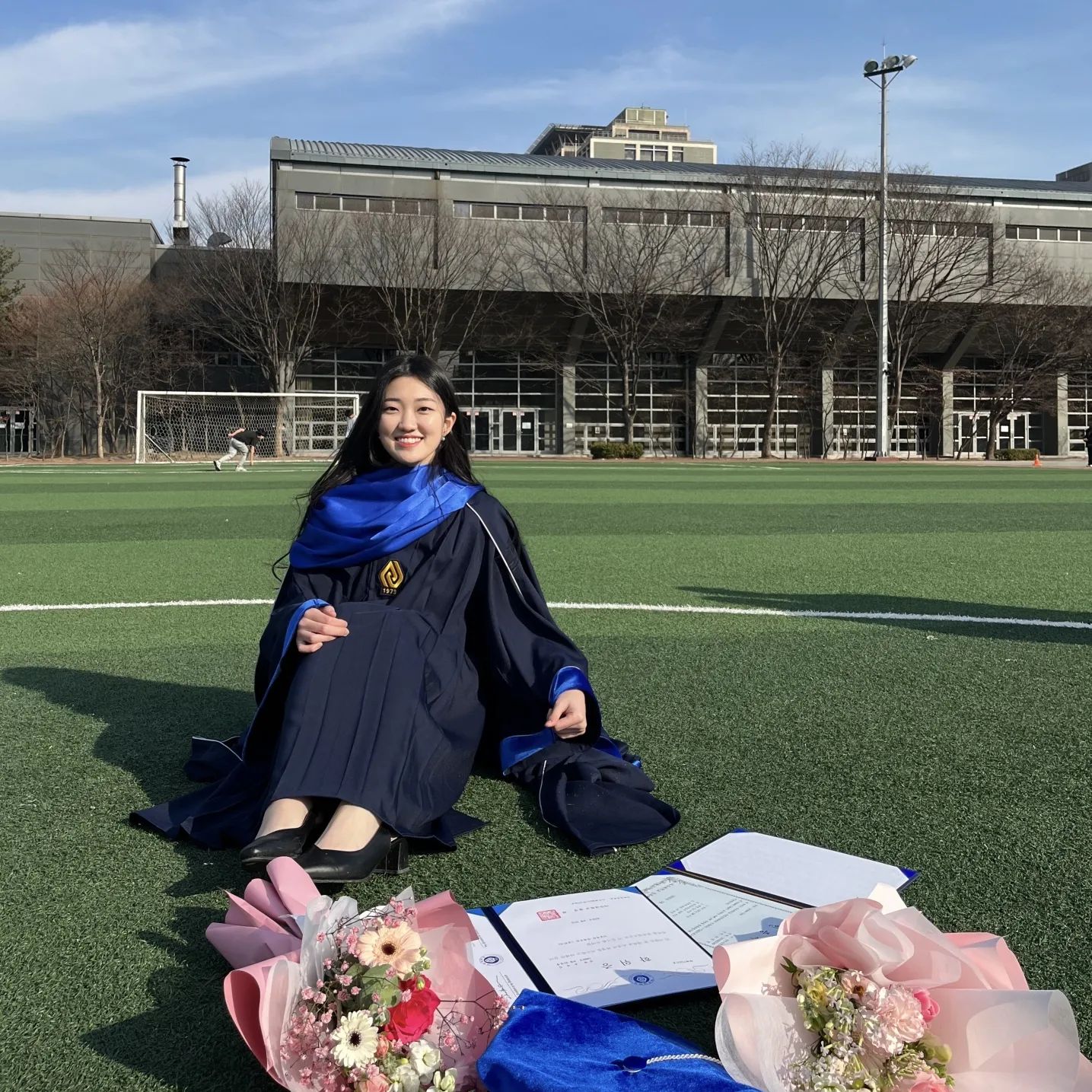 드디어 졸업장 받고 졸업한다 〰️
나도 이제 찐 척척학사 🎓
함께해주셔서 정말 감사합니다 🫶🏻 축하해주신 분들 너무너무 감사해요 💙 특히 BDC 동기들.. 플랜카드 넘나 감동이야 ㅠㅠㅠㅠ(나보다 멋진 동기들 있는 사람 있음 나와보라해~!~)

오랜만에 친구들, 후배들, 선배들 만날 수 있어서 좋았던 하루 
다들 이젠 사회인으로서 더욱 멋진 삶을 살아보자구 응원합니다 다들🔥

+가나영 졸업 축하해 ❤️