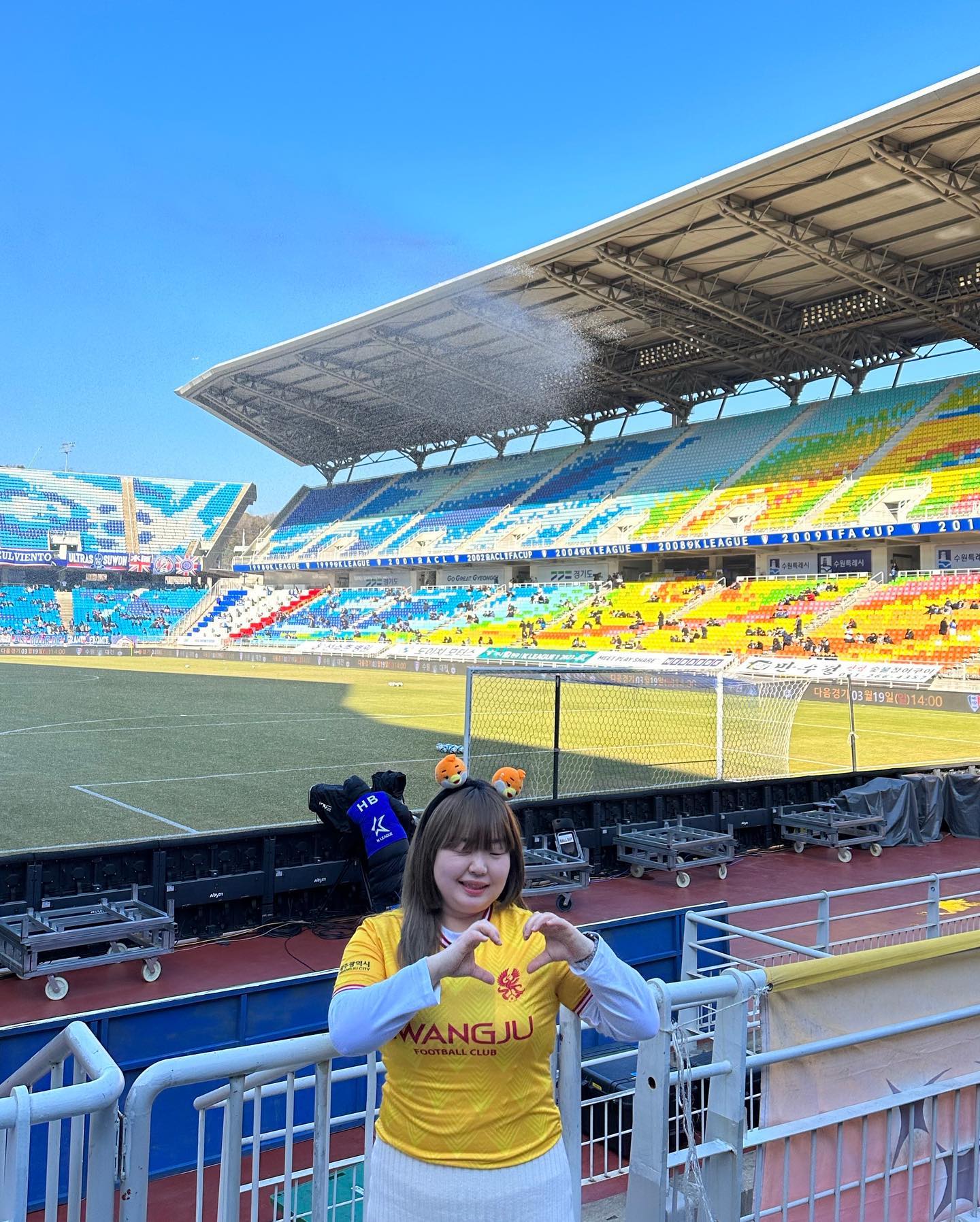 기다리고 기다리던 K리그1
1부 복귀전이자 2023 시즌 개막전 승리✌🏻
왔다갔다하느라 너무 힘들었지만
승리해서 그저 HAPPY😉
빅버드 너무 예쁘고, 그 기운이 어마어마하더라-!