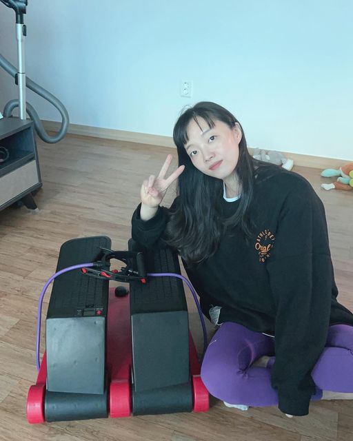 포차하고 운동하는 못난이 on Instagram: "#협찬 #펌프맥스천국의계단 #펌프맥스
집에서 사용가능한 스텝퍼~~
소음이 없네요~~
바람 소리만 쒹~쒹~
요즘같이 층간소음 걱정일때 그런걱정없이 사용 가능해서 좋아요~~
사이즈도 적당해서 책상밑으로 쏙~~
들어가네요~~수납도 좋아욤~👍🏻
단계조절도 가능해서
아이랑 같이 운동하기에도 적당하네요
밖에서 못 놀때~~
집에서 같이 운동~!!
괜춘한것 같아요~~

#광고#스텝퍼#스탭퍼#계단오르기#계단운동#유산소#체지방빼기#뱃살빼기#임산부스텝퍼#임산부운동#임산부유산소#천국의계단#펌프맥스#천국의계단기구#바디스터"