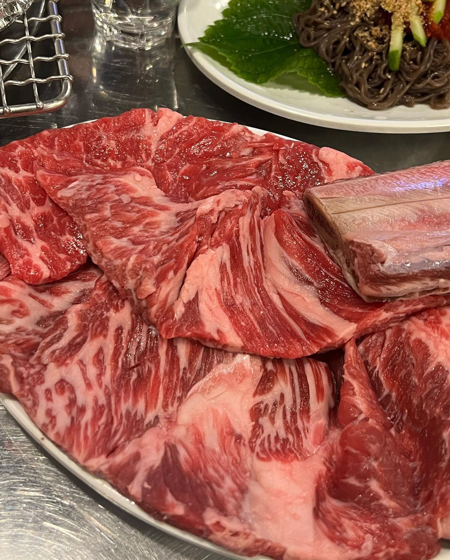 술이 그냥 쫙쫙 들어가는 ,,💞
맛있어 ㅠ_ㅠ 소금 콕해서 먹고 버터도 올리고 ! 
5시부터 낮술 ~ 너무 좋았따 🎉
서비스으로 나오는 해장국에 소고기 좀 넣어서 끓이면 소주 박살요~~💞🪓

✨ 남영동 , 신촌 , 을지로, 가로수길, 
  반포 등 지점 있어요✨

#먹스타그램 #양문 #을지로맛집 #을지로회식 #고기 #소고기 #을지로단체대관 #을지로낮술 #남영동양문