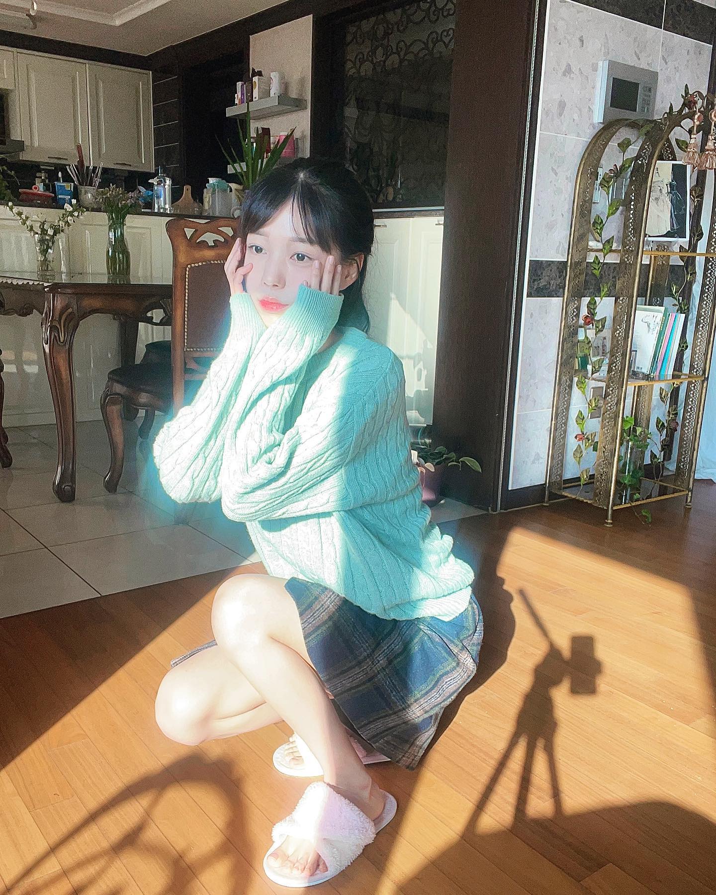 #협찬 

날씨가 많이 풀렸어요 🌷
따뜻해지나까 파스텔톤 옷이 
예뻐보이더라고요!

이번에 커먼유니크에서 협찬해주신
프리마 케이블 라운드 니트로
봄 느낌 내봤어요 🍏

소라도 아닌! 민트 컬러 니트라
봄웜 분들께 어울릴 거 같아요

색도 예쁘고 편해서
자주 입는 아이템입니다~!

#커먼유니크 #commonunique #패션스타그램 #스트릿패션 #패션 #데일리룩 #데일리룩코디 #쇼핑몰추천 #Kfashion #Koreafashion