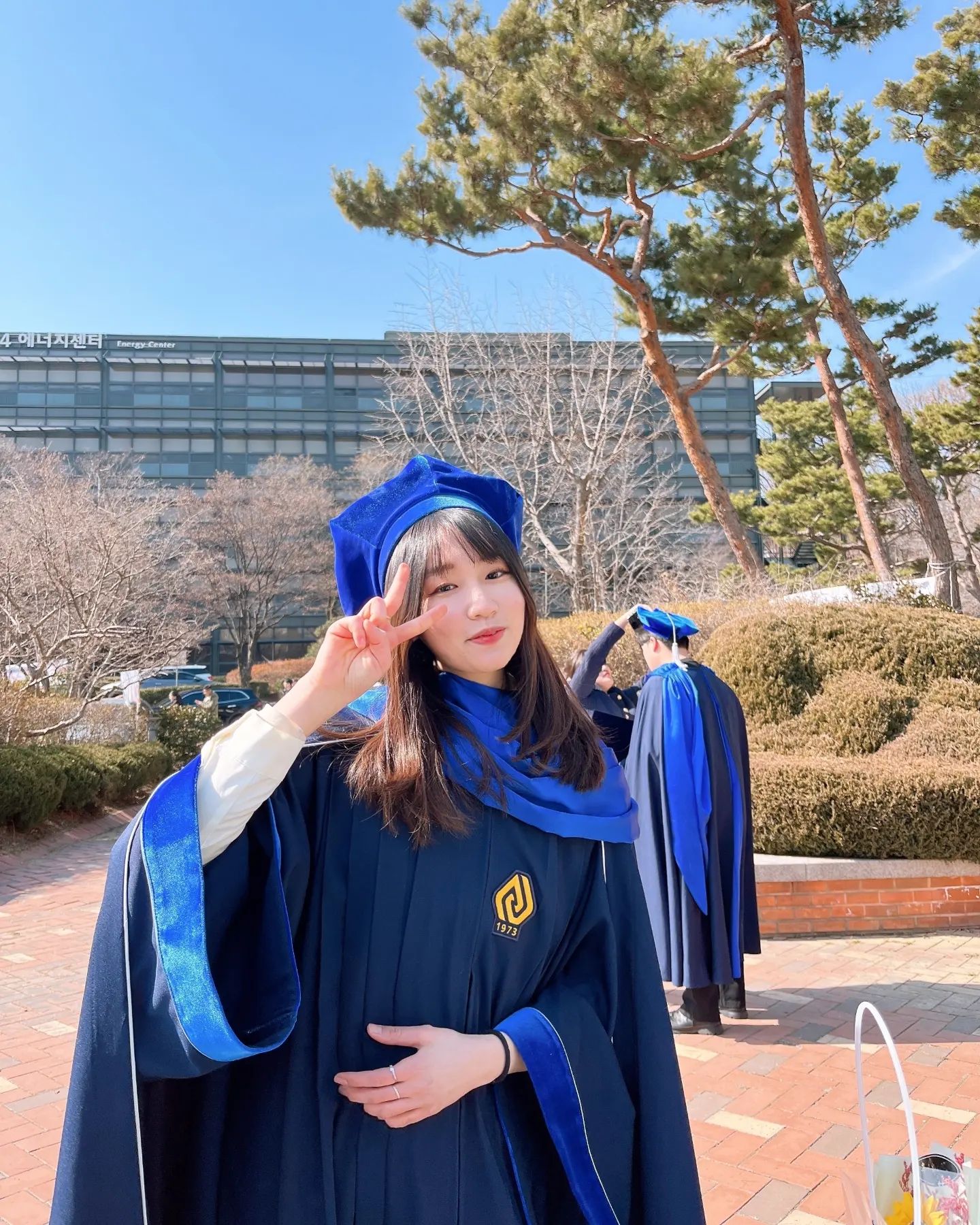 졸업!🎓
예상못한 많은 축하를 받아서 너무 기뻤고, 오랜만에 사람들 만나서 사진도 남겨서 좋았다😆(동아리 현수막 너무 감동이었다)
초중고를 거쳐 대학교 졸업이라니 슬프기도 하고 뿌듯하기도 하다.🥲
끝이지만 동시에 새로운 시작인만큼, 앞으로도 최선을 다해 내 삶을 채워나가야지!🙏🏻
꽃다발 안겨주고 축하해주신 분들 모두 사랑합니다❤️

Graduation!🎓
Am feeling sad and proud at the same time🥲
It's end but also new start so will make my life more great🙏🏻
Love you all who celebrated me❤️

#졸업 #졸업식