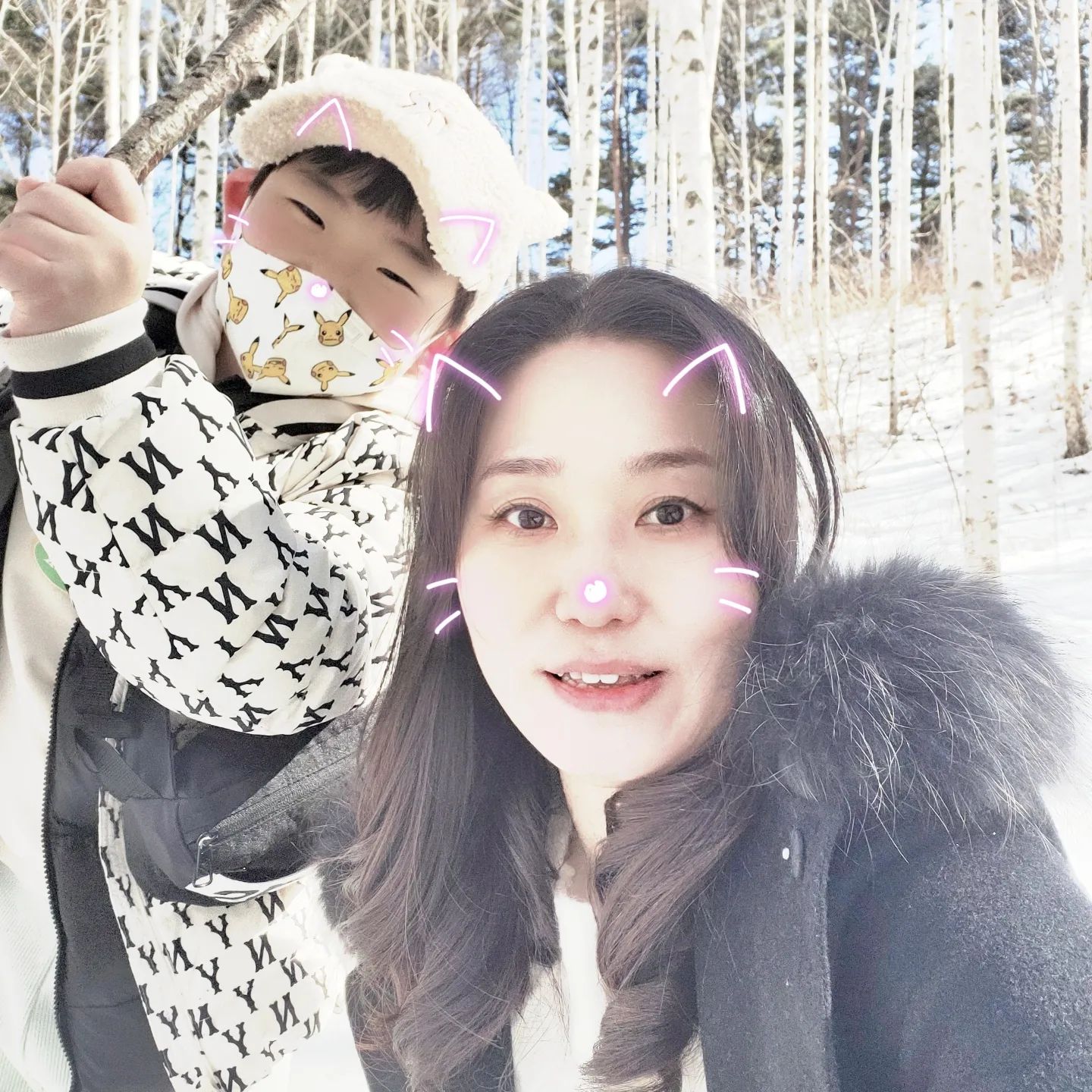 아들과 함께
올해 첫 번째 계획을 이루었다.
인제 자작나무슾
눈이 쌓여 이뻤던 곳
맑은 날씨에 공기가 참 좋았다.
둘이서 오르막을 올라가구 
사진도 남기면서 손잡고 함께 인제를
다녀왔어요^^
올해 목표에 대해 이야기 하다가 급 떠난
인제여행

#인제여행 #자작나무숲 #인제자작나무숲 #아들과함께 #아들과여행 #겨울여행 #겨울마지막여행 #초등맘 #힐링