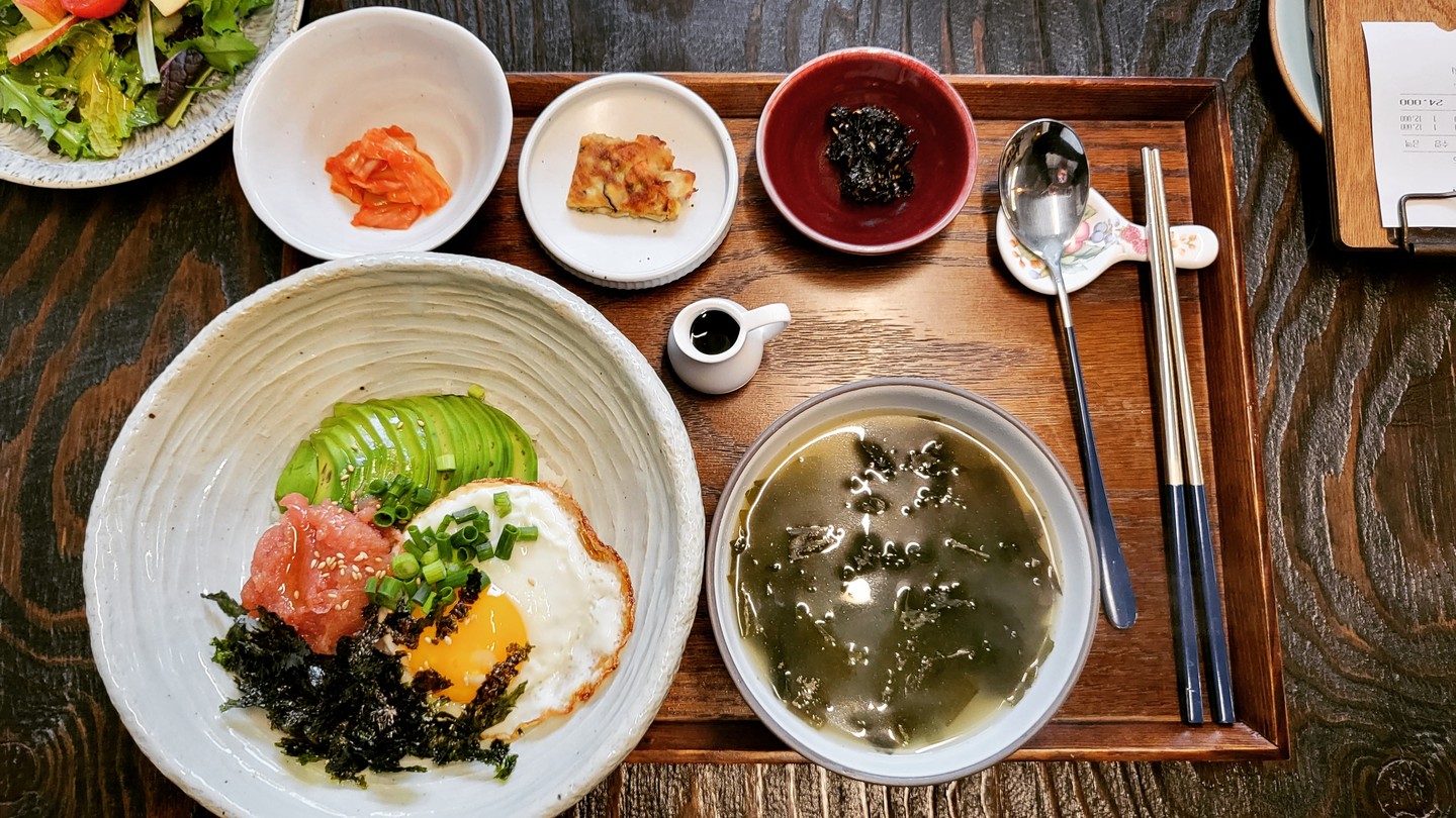 정말 아껴두고 싶은 맛집 창원 만복정찬
창원의 핫플레이스 용호동 가로수길의 숨겨진 찐맛집 '만복정찬'은 덮밥 요리 전문 
#꼬막비빔밥, #명란아보카도덮밥
#삼겹살덮밥, #전복장비빔밥

주로 찾는건 이 네가지 메뉴이인데 
만복정찬의 맛은 아주 맛있게 짠맛!!
간이 좀 세긴 한데 경상도 사람들의 입맛을 사로잡는데에는 역시 맛있는 짠맛이 진리인듯 하다. 입구 부터 앤틱한 분위기, 내부 인테리어도 앤틱한 느낌이 좋은 창원 아껴두고 싶은 맛집 만복 정찬 

#창원맛집 #만복정찬 #용호동맛집