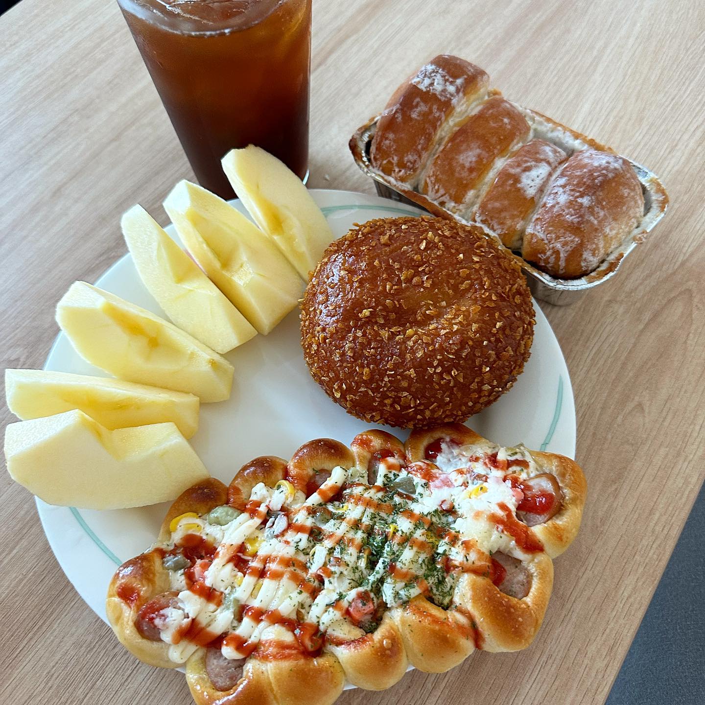 주말아침은 역시 빵에 커피👍👍 마무리 사과까지 ❤️ 명품 잡채 고로케와 연유 브레드 그리고 피자빵 ❤️너무 맛있다 ㅎ 어제 대학원 OT다녀와서 3시까지 늦잠 자고 먹은 아침? 점심? 😅 오랜만에 낮잠 너무 행복한 아침의 시작👌
여러분들이 좋아하는 파리바게트 메뉴는??
댓글로 알려주세요❤️
그리고 일하면서 야간 대학원 다니면서 인스타 활동도 열심히 하기를 이번년도 목표💕 

.
.
.
.
.
.
#냠 #맛있는 #푸드스타그램 #인스타푸드 #foodgasm #음식 사진
#foodlover #떡볶이 
#foodblogger 
#음식일기 #깨끗이 #food #식생활 #푸드그램
#푸드코마 #comfortfood
#foodbeast #온더테이블 #먹스타그램 #먹팔해요 #요리하는남자 #요리그램 #요리사 #먹팔 #cooking #cookinggram #cookingtime #cookingclass #instagram #좋반
