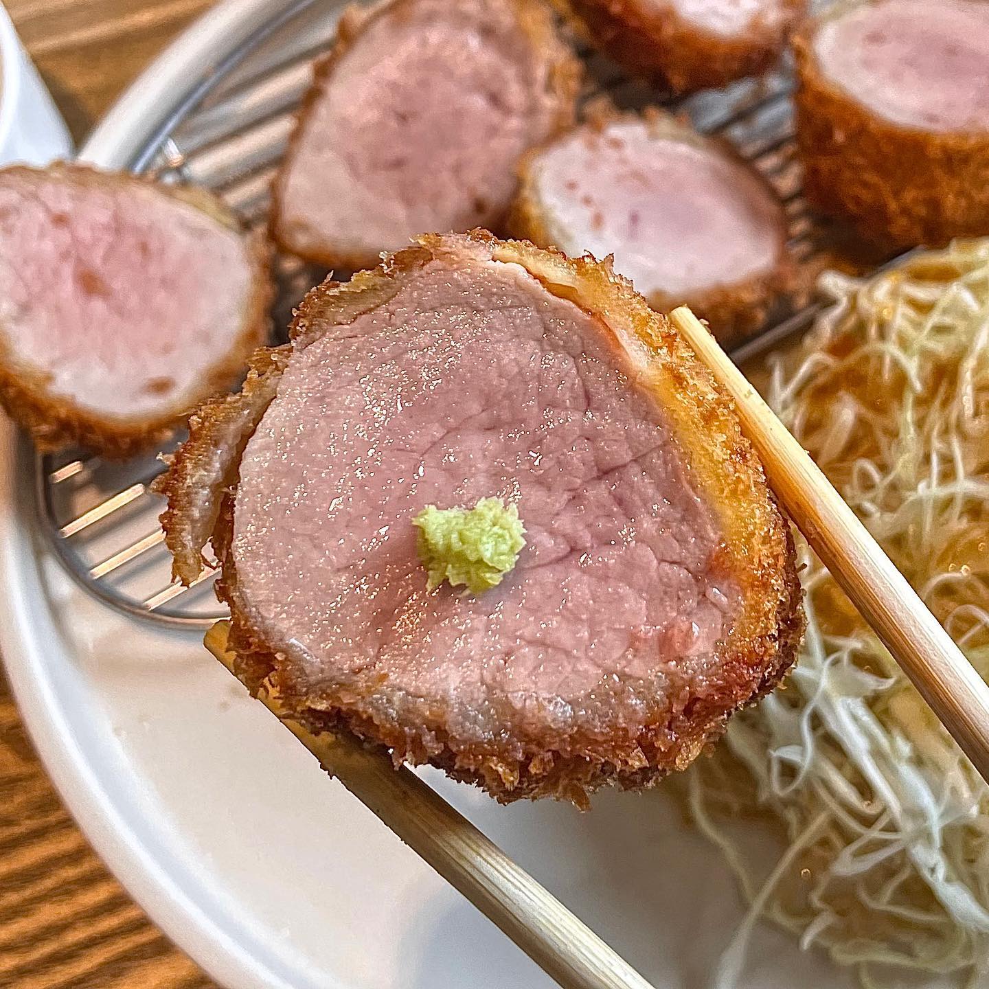 진심 매일 먹고싶은 윤기좔좔 카츠 맛집 🤤

🐵#협찬 #끼끼_서울한끼 #끼끼_옥수한끼 #시올돈

이 집은 옥수의 작은 골목 속 숨은 보석입니다.
장시간 숙성하여 부드러운 식감이 일품인 안심카츠와
하루 한정수량만 판매하는 특등심카츠가 이 집의 대표 메뉴인데
진심 존맛탱입니다😝

큼직큼직하게 썰어져 나오는 카츠를 한입 크게 베어물때
터지는 육즙으로 입에 기름칠 제대로 했답니다!
또 카츠와 카레는 한 몸인거 다들 아시죠?!!ㅎㅎ
천원으로 카레를 추가하여 밥에 비벼먹고 카츠도 찍어먹으면
여러개 메뉴를 시켜먹는 것이나 다름없답니당☺️

입에서 살살 녹는 부드러운 카츠를 찾는다면
꼭 이 집을 기억해주세요!✍🏻

📌#시올돈
🌎 서울 성동구 한림말3길 15 1층 시올돈 옥수점

#시올돈옥수점 #옥수역맛집 #옥수역점심 #옥수역돈까스
#옥수역혼밥 #옥수역밥집 #옥수동맛집 #옥수동돈까스 #옥수동밥집
#먹스타그램 #먹팔 #먹팔맞팔 #오늘뭐먹지 #맛집