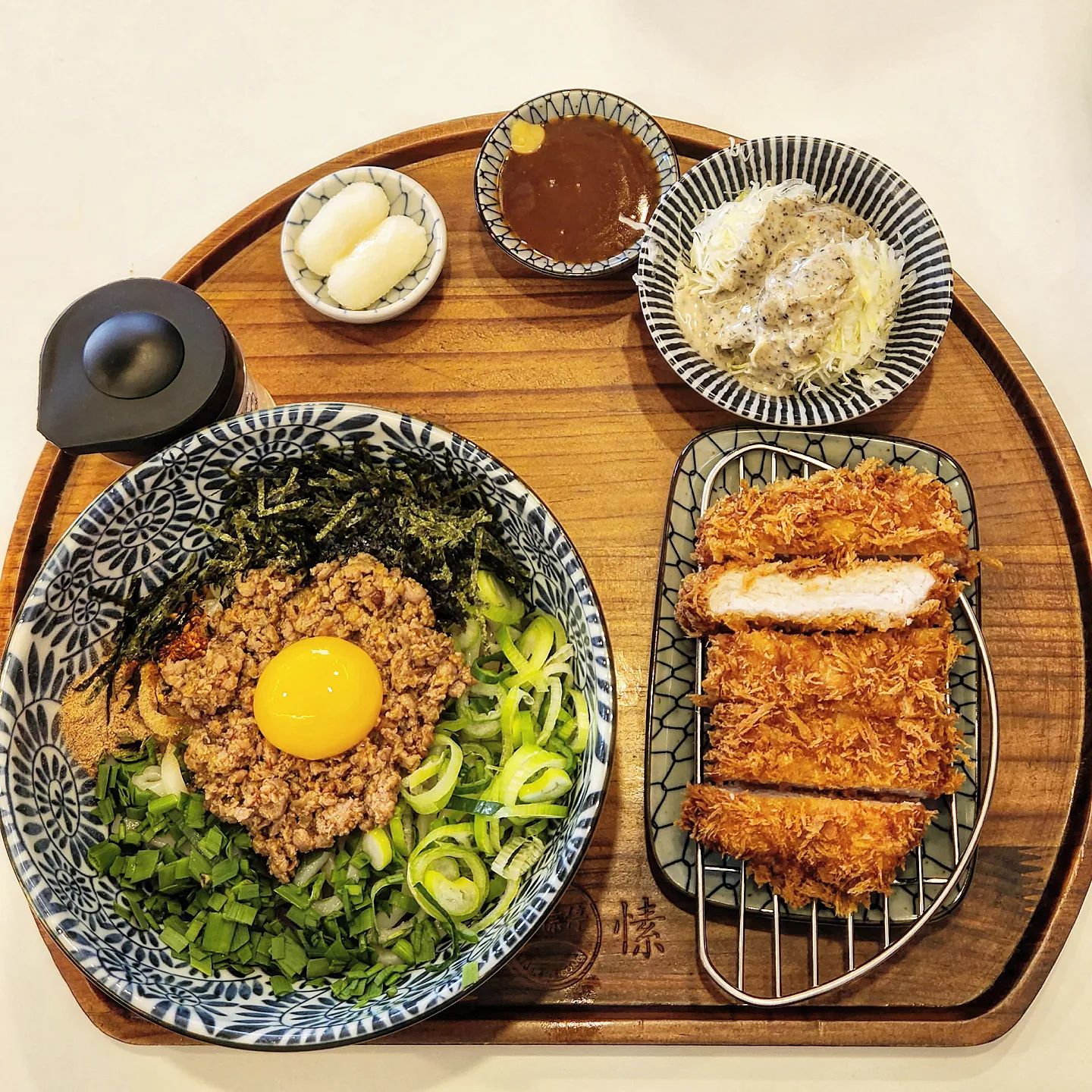 깔끔하게 한끼 하기 좋은 백소정

지나가다 자주 봤지만 끌리지 않았는데
지인약속으로  드디어 들러본 백소정

그저 그런 일식 프랜차이즈일 것이라 생각했는데 
마제소바도 돈까스도 퀄리티가 좋았다.

집근처라 좋군

#백소정 #돈까스 #마제소바