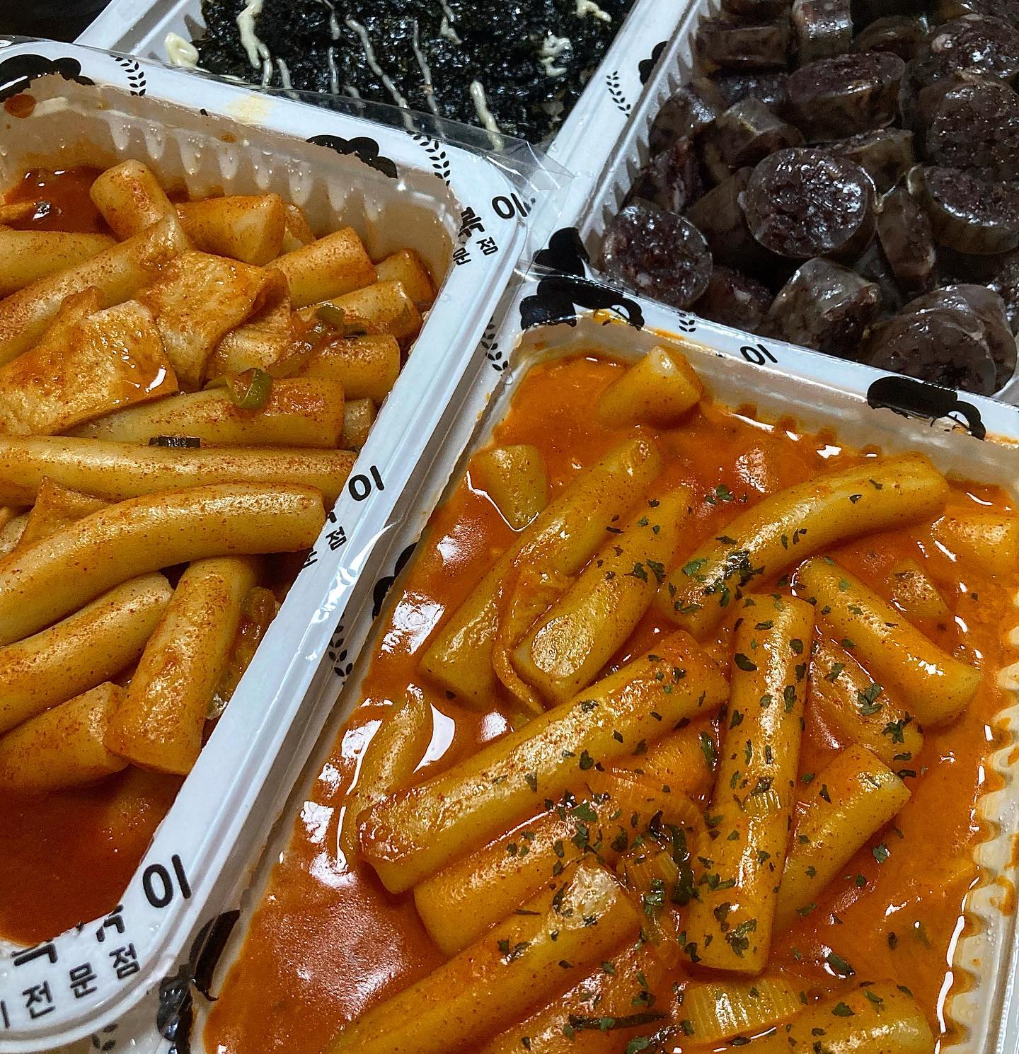 우리할매떡볶이

✔️ 할매 로제떡볶이 (5,500)
옛날 학교앞 떡볶이처럼 쫀득한 식감과 매콤한 맛을 떠오르게 하는 그런 .. 떡볶이 ! 엄청 쫀득하고 맛있었어요 ´ސު｀ 가성비 끝판왕 떡볶이예요. 마라 떡볶이도 신메뉴로 나왔던데 먹어보규 싶네용

#할매로제떡볶이 #로제떡볶이

📍 경남 거창군 거창읍 아림로 67
.
.
.
#우리할매떡볶이 #떡볶이 #옛날떡볶이 #밀떡볶이 #먹스타그램 #먹스타맞팔 #foodstagram #인스타 #좋아요 #likeforlikes #좋아요반사 #좋반 #선팔 #맞팔 #선팔하면맞팔 #먹스타좋반