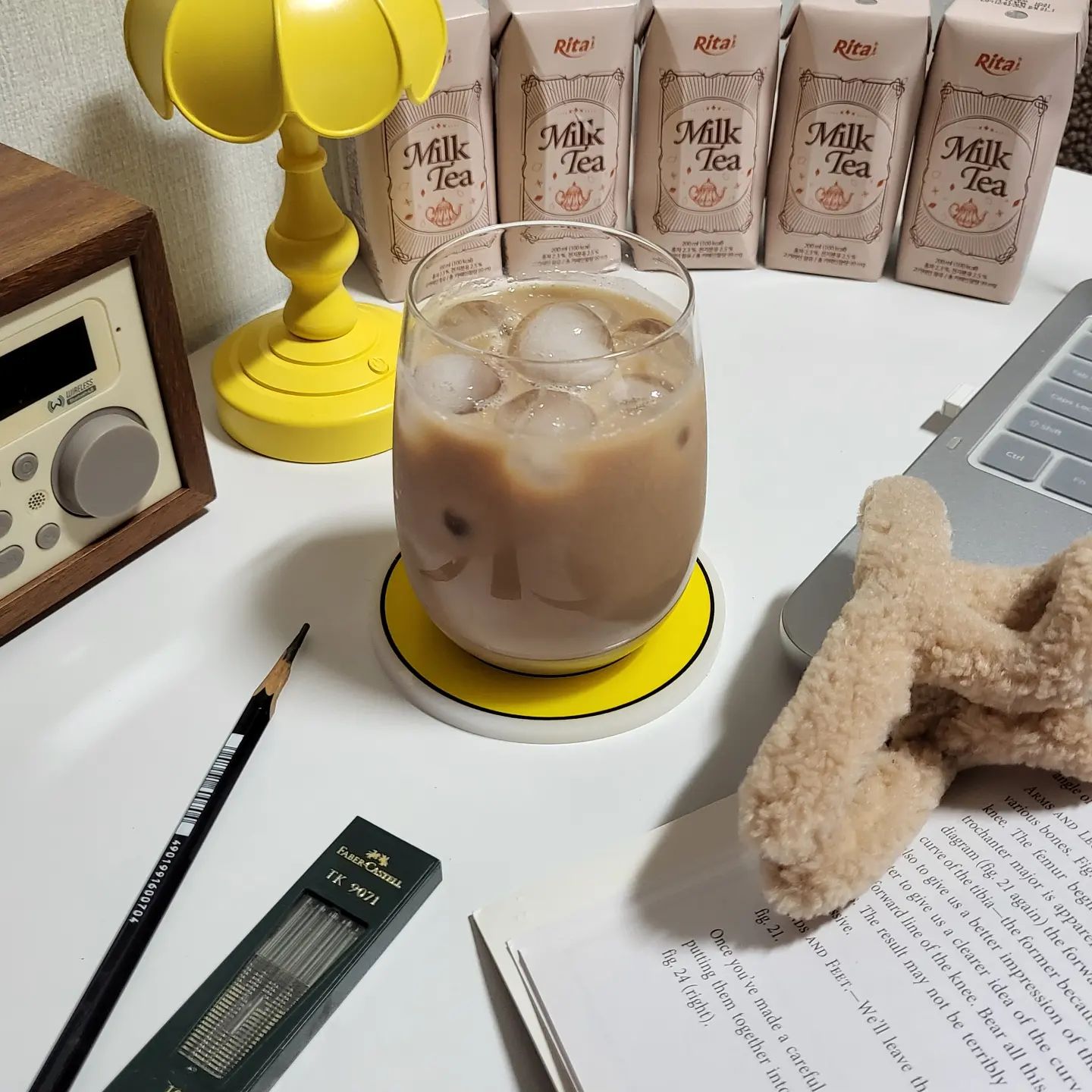 #협찬 갑자기 달달한 밀크티가 생각날때!

3초만에 만드는 나만의 홈카페 ☕

밀크티원액, 우유 요런거 준비할 필요없이 바로 컵에 부어 완성해봐요 ❤️

빨대를 통해 고대로 먹어도 되지만, 얼음 동동 띄워 시원하게 먹고 싶어서 컵에 얼음과 같이 먹는데 진짜 넘 달달하구 마시쪄..🍭

새벽에 문득 노트북하면서 달달한 거 먹고 싶었는뎅 냉장고에서 바로 꺼내 홈카페 오픈해써요!

200ml라 저녁에 먹어도 부담스럽지 않은 양이에요. 가격도 착하고 간편하게 먹을 수 있는 리타 밀크티 강추!

베트남 고산지대에서 재배한 찻잎을 이용해 만들어서 보다 향긋한 홍차향을 느낄 수 있어서 좋았어요.

진짜 카페에서 즐길 수 있는 고급진 밀크티 맛을 우리집에서 3초만에!! ❣️

feelnature_official

#협찬 #필네이처 #리타밀크티 #밀크티 #홈카페레시피 #감성홈카페 #홈카페 #홈카페놀이 #홈카페메뉴 #밀크티맛집 #티타임