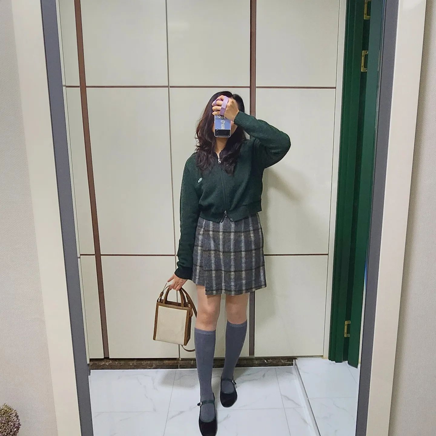 벌써 월요일이네요....!🤨
요새 정신이 없어서 피드를 못올린....ㅠ
오늘 룩도 챙기지 못해서 결국 전에 입은 코디 올립니닷!
출근룩은 아니구 주말룩이예요😆

🤍 라코스테 니트를 투웨이집업으로 리폼한 #빈티지가디건
🤍 보세로 산 #치마바지 
🤍 charleskeith_kr 둘러보다가 한 눈에 반해 사게된 가방
🤍 clride.n 보라색 색감이 넘 이쁜 #패딩