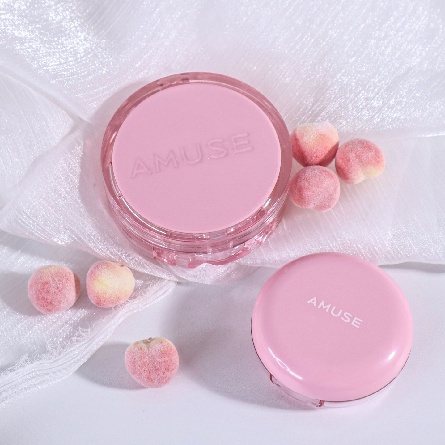 #광고 X amuse

[어뮤즈 듀 파워 비건 쿠션 SPF 50+ PA+++ 01퓨어]
✅어뮤즈의 신상 쿠션 ! 24시간동안 매끈결광을 유지할 수 있는 파워래스팅 쿠션이에요 !
✅촉촉하고 얇게 착 밀착되는 촉착 밀착감이라 사용감이 정말 좋았어요 🥰
✅ 0.00저자극 클린 & 60% 촉촉 에센스 스킨케어효능과 혼합자차가 합쳐져 피부친화적인 쿠션이였어요
✅환경과 지속가능성을 추구하는 비건쿠션으로 #비건화장품 찾으시는분들 요거에요 !

직접 사용했을 때 다크닝없이 피부에 얇고 촉촉하게 핏되는 느낌이 좋았어요
쿠션 한번만 발라주고 수정없이 외출 후 무너짐 테스트 해봤을 때도 지저분한 느낌없이 톤도 그대로 유지되었어요 !
생기있고 화사하면서도 너무 과하게 허연 느낌이 아니라 건강하고 피부좋아보이는 쿠션으로 퓨어21호 핑크베이스 컬러는 19호 피부 기준 정말 피부톤에 딱 맞는 느낌이였어요 !

패키지 장인 어뮤즈의 사랑스러운 핑크 쿠션 💕
3월 한 달 동안 올리브영 단독 선런칭으로 본품과 용량이 거의 비슷한 ‘포켓쿠션’을 선물로 증정하고있어요 ! 
포켓쿠션 사이즈가 정말 미니핸드백에 쏙 들어가서 수정화장하기 너무 편하더라고요
올리브영 단독 기획세트 본품 + 포켓 쿠션 근처 올리브영에서 득템해보세용 !!

#어뮤즈 #듀파워비건쿠션 #윤결광쿠션 #촉착커버쿠션 #파워래스팅쿠션 #올리브영 #3월2일선론칭
#비건쿠션 #쿠션추천 #매끈한피부결