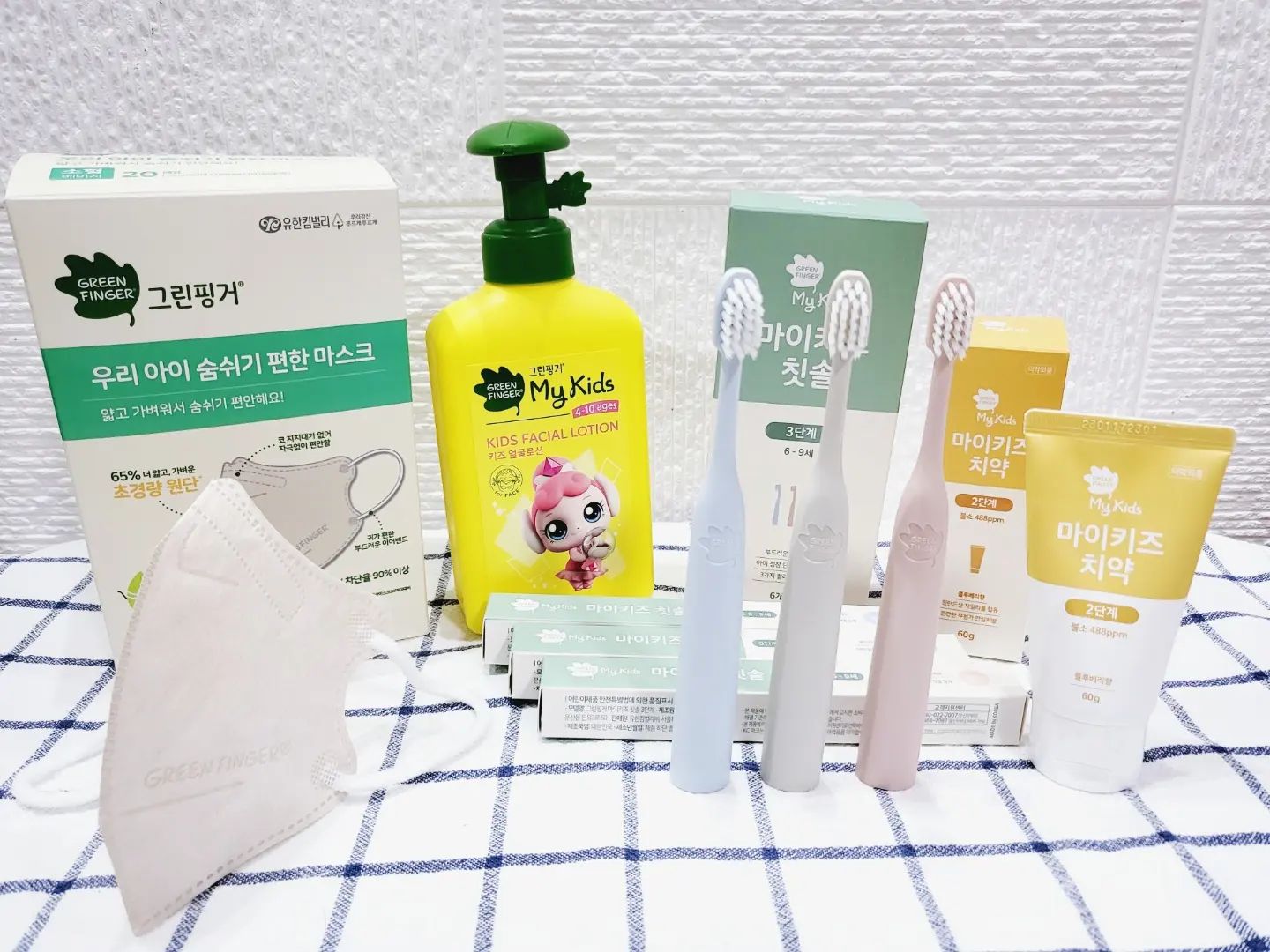 #협찬#광고
⠀
다가오는 신학기!👦
⠀
그린핑거 신학기 4종 필수템
마스크 로션 칫솔 치약 준비하기!
⠀
코지지대 없어 자극없이 편하고
귀가 편한 이어밴드로 부드럽고 아프지않아!
더 얇고 가벼워진
#우리아이숨쉬기편한마스크
⠀
그동안 바디로션을 얼굴에 발랐었는데
이젠 #마이키즈캐치티니핑얼굴로션 으로
더욱 소중하게 촉촉하게 보습!
⠀
그린핑거 마이키즈 치약 칫솔로
구강관리도 완벽하게!🦷
⠀
#마이키즈칫솔 은
세울 수 있는 디자인으로
욕실도 깔끔!
⠀
#마이키즈치약 은 #중성치약 으로
더 건강한 구강관리!
핀란드산 자일리톨로 맵지않고 달콤해
즐거운 양치시간 가능 😘
⠀
#그린핑거, #마이키즈, #유아마스크, #유아칫솔, #유아치약, #얼굴로션, #유아로션, #어린이치약, #어린이칫솔, #어린이집