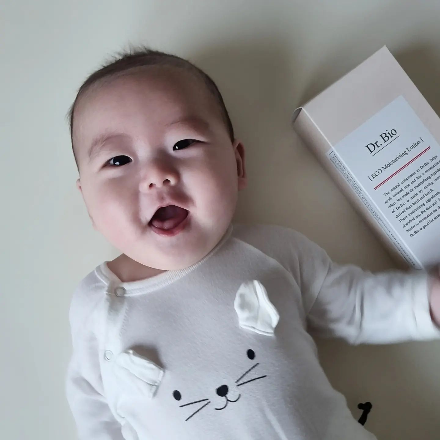 #닥터바이오 #협찬 #솔직후기 

쨘!! 닥터바이오의 순한 로션을 소개해요👶
 
🧴100시간보습지속 테스트완료

🧴건조함으로 인한 간지러움 개선 테스트를 완료한 온가족용 보습로션

🧴끈적임 없이 산뜻한 로션

🧴EWG안심그린등급으로 아기부터 민감성 성인까지 온가족이 사용 가능한 성분의 비건로션

호야는 기존에 유명하다는 로션을 구입해 썼지만 쓸때마다 향이 강하다는 느낌이 있는데, 닥터바이오 로션은 인공적인 향이 아니라서 좋더라구요👍 

아기가 쓰는 것이니까 하나하나 따져보게 되는데 성분도 너무 좋아서 안심!!!👏 

그렇기 때문에 그동안 하루에도 몇번씩 손 씻느라 무척 건조하지만 어린 아가를 케어해야하니 아무거나 함부로 바르지 못하던 제 손에도 마음껏 바를 수 있었어요💗

제품 불만족 시 2주내로 무.조.건. 환불 가능하다니, 더욱 믿고 살 수 있겠죠?

올리브영 전 매장에서 구입할 수 있다고 하니 참고해주세요 ·͜·

dr.bio_official
이 포스팅은 '닥터바이오'로 부터 제품을 제공받아 체험 후 솔직하게 작성된 리뷰입니다.

#바디로션#민감성로션#온가족로션
#아토피로션추천#임산부로션#바디로션추천#베이비로션추천#유아로션추천#아기로션추천
#신생아로션#유아로션#어린이로션#키즈로션#아기로션#베이비로션#출산선물#아기선물#신생아선물#돌선물 #육아소통 #아기스타그램 #baby