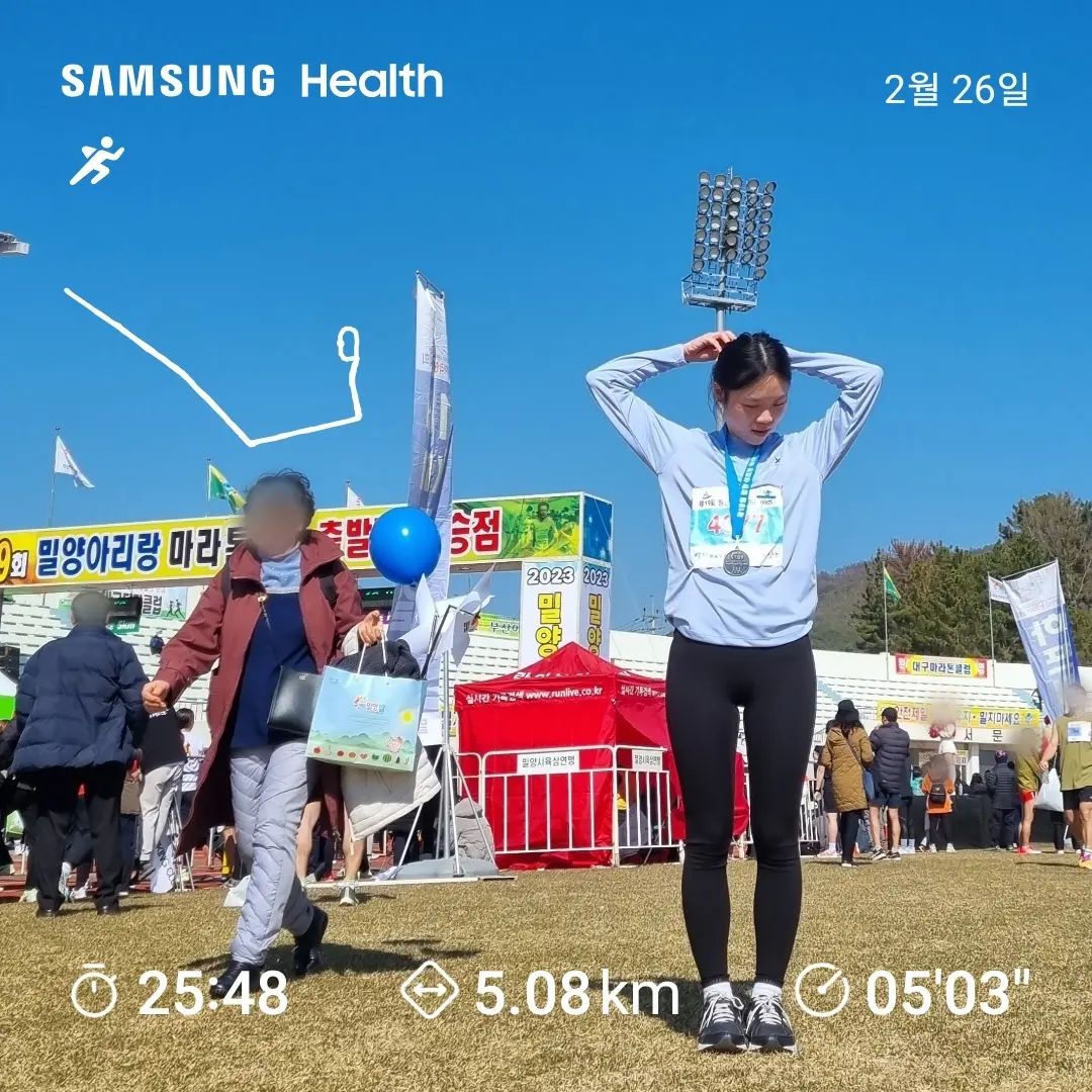 1st 🏃‍♀️ 5km 25분 21초 💕
생애 첫 마라톤! 1달 전에는 5km 28분대도 힘들었는데 목표했던 26분대보다 더 빠르게 들어와서 기분이 좋았다🥰 평소에는 힘들 때 자주 쉬면서 달렸는데 이번에는 정말 숨차오를 때 딱 10초만 쉬고 다시 달렸다!

나이를 불문하고 운동으로 하나되는 모습, 서로 격려하며 완주하는 모습, 그리고 목표를 이루었다는 뿌듯함에 다시 달리고 싶다는 생각이 들었다:) 다음에는 더 좋은 페이스로 더 나은 결과 낼 수 있기를 ! 

러닝화랑 운동복 사서 우야랑 또 뛰러가야지 🎶

평균 속도 11.8km/h 
최고 속도 13.2km/h
평균 페이스 05'03" /km
최고 페이스 04'31" /km
총 오르막 0.26km
총 내리막 0.19km

🎁 기념품
5km 메달 🏅, 얼음골 사과 🍎 1개, 부산우유 🥛 1개, 초코파이 🍫 1개, 기능성 티셔츠 👕 1벌

#제19회밀양마라톤대회 #밀양마라톤