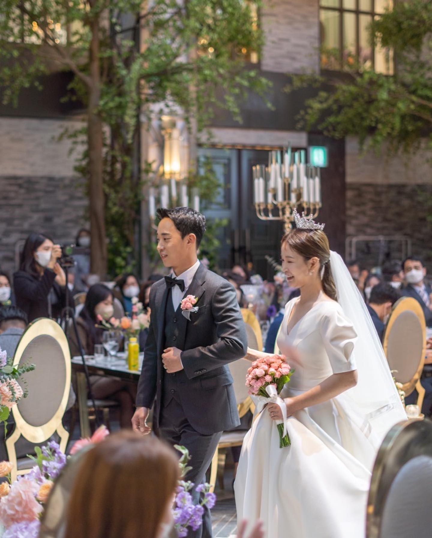 #결기1주년
작년 오늘, 연애 5주년을 하루 앞두고 결혼식을 올렸는데
1년만에 치열한 #육아중
언제나 사이 좋을 것 같은 우리였는데
아기가 태어나고 보니 하루하루가 고난과 역경의 길이라
이제 단 둘이 멀쩡한 모습으로 셀카 한 장 찍을 시간이 없다
벌써 6년차, 둘에서 셋으로ღ 
이제는 우리도 한 아이의 부모가 됐다
이렇게 행복하자
⠀ 
결기1주년을 맞았지만 본식 셀렉은 아직도 못 하는 중…ㅎ
⠀