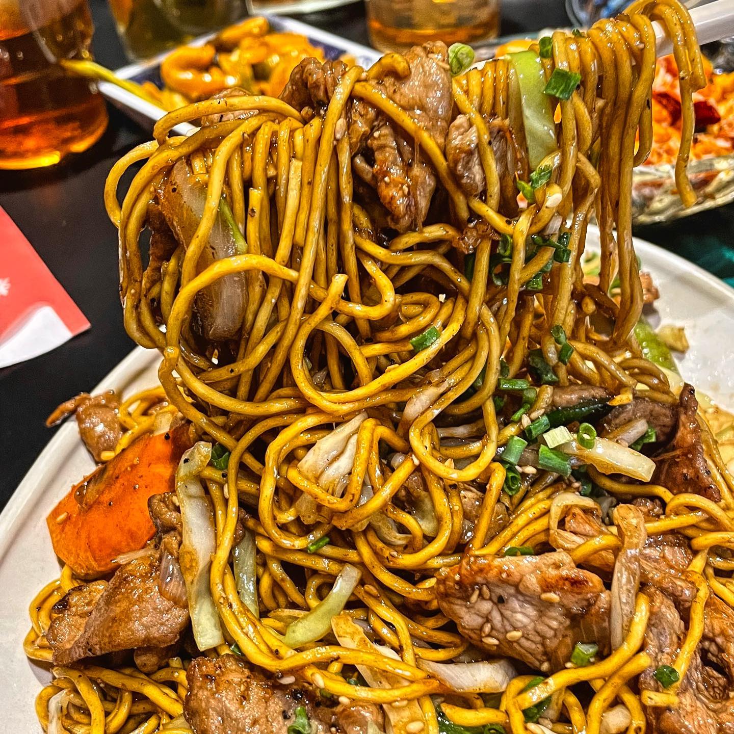중식에 담긴 미국 현지의 맛🍴

🐵#끼끼_서울한끼 #끼끼_압구정한끼 #웍셔너리

이 집은 압구정에서 부담없이 즐길 수 있는 퓨전 중식당입니다.
다소 생소해보이는 메뉴들로 구성되어 있지만
어떤 걸 시켜도 입에 착착 감기는 맛이 일품이고, 실패가 없답니다 😛

이 집의 인기메뉴는 차오미엔인데 윤기가 좌르르 흐르고
적당한 간에 중독성 있는 불향이 미쳤답니다 ㄷ ㄷ

쿵파오 치킨은 칠리페퍼의 매콤함을 품어 자극적인 맛에
첫 입에 감탄 나오구요 ~ 치밥에 제격이라 사장님께 밥을 달라고 하면
한그릇 푸짐하게 담아주신답니다 ㅎㅎ

또 이 집 별미가 콘 프라이즈 인데, 옥수수 좋아하는 끼끼로서는
톡톡 터지는 옥수수 식감에 숟가락을 멈출 수 없었지요😊

배달과 포장도 된다고 하니 참고하세요ㅎㅎ

📌#웍셔너리 woktionary
🌎 서울 강남구 도산대로53길 12