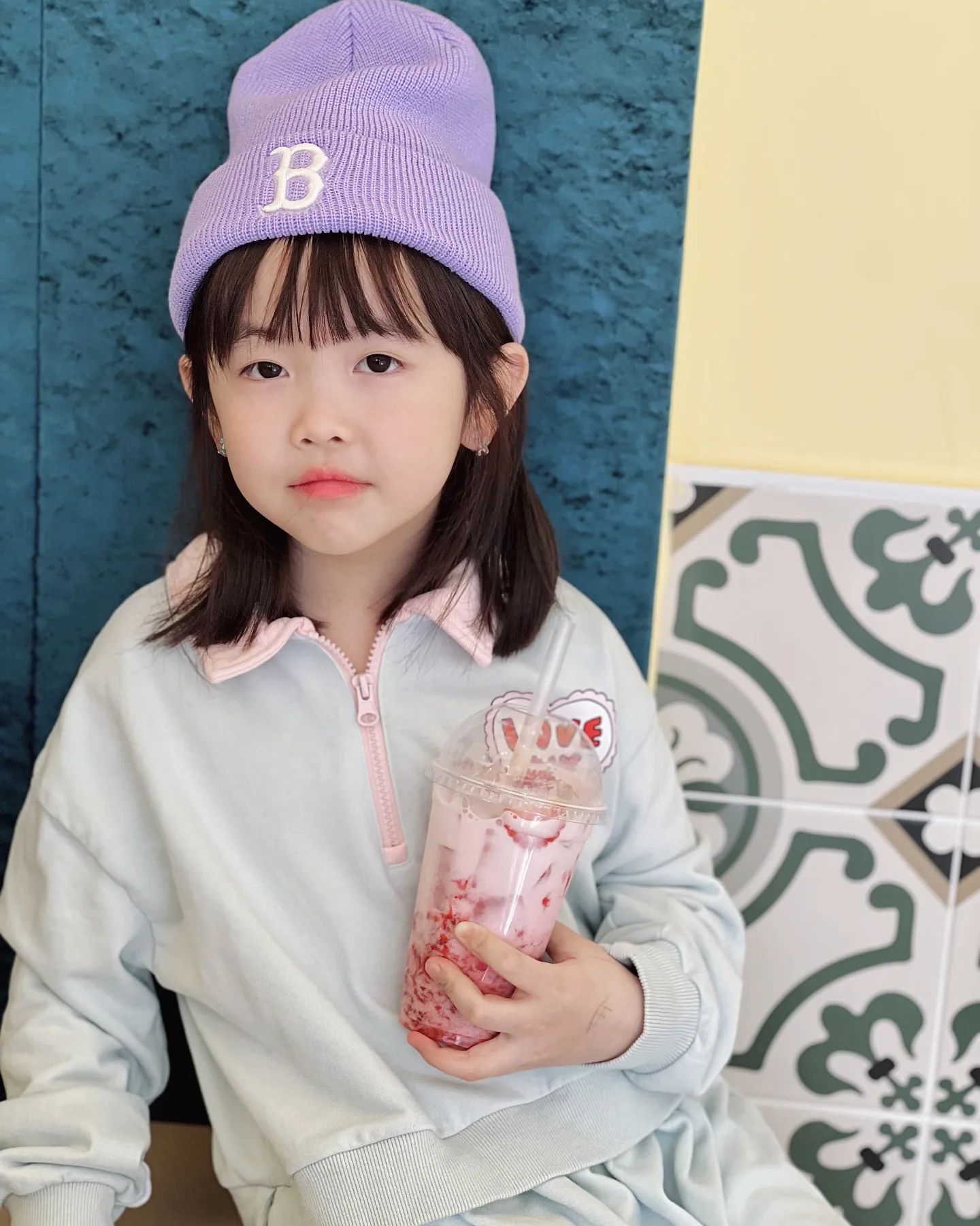 #이런사진은박제해야지

예서가 쌍꺼풀이 생긴다면 요런 느낌?

엄빠는 둘 다 쌍꺼풀이 진한데
왜 안생기는건지?

하지만 엄마는 쌍꺼뿔없는 
예서의 눈이 너무 매력적이야

오늘 머리 커트하고 
자기전까지 몇 번의 대성통곡

네가 제2의 유다경이냐고

중학교때 단발머리 자르고 오라면
미용실서 머리 커트 할 때마다
눈물 뚝뚝 흘리던 언니가
생각난다잉ㅋㅋㅋ
dylia_yu_1029

머리는 금방 자란다고
난 단발머리가 더 좋다고

사진 예쁘게 찍어주는 지영이 이모덕에
요 사진도 인생샷♡

chaei_soi_mom

#예서그램 #예서단발 #단발예서 #이제곧초딩