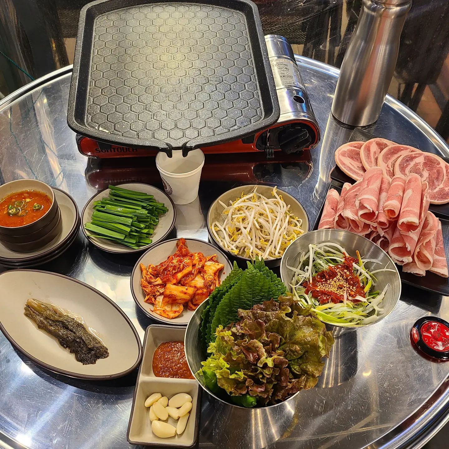 #광고 친구들과 #산본더차돌 에서 저녁 모임🥘

오늘 메뉴는 산본역에서 가까운 부추, 콩나물, 김치와
몸에 좋고 느끼하지 않아 담백한 오리고기 

#오리꽃살 #오리차돌 에 기본으로 나오는 구운 부추, 콩나물, 김치와 마성의 특제소스, 상추장아찌까지 실패없는 조합이죠.

추가한 구워 먹는 치즈와도 좋고, 비빔면과 궁합이 잘 맞았어요.
특히 비빔면과 오리차돌 추천^^

수제작업한 100% 국내산 오리👍
오리육수도 10시간 이상 우렸다는데 다음엔 전골도 도전해봐야겠어요

#더차돌산본점#산본맛집#리뷰진#산본오리차돌#산본고기맛집#산본회식#산본역맛집#산본오리고기#산본차돌#더차돌#산본저녁맛집