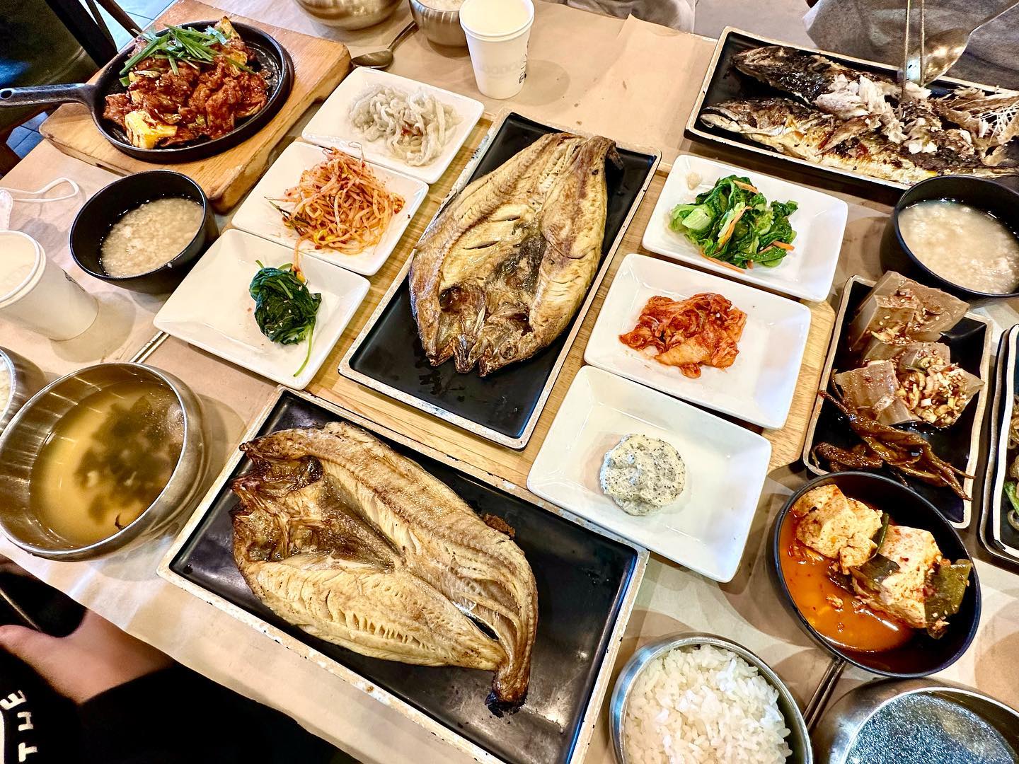 건이들이 좋아하는 생선구이
전주에 들리면서 #전주백반맛집 
검색하다 찾아낸 #생선구이맛집
일반 백반집보다 생선구이 좋아라하는 건이들에게 
딱인거 같아 선택했는데~
완전 대박인집~~ㅋㅋ
생선의 맛과 크기도 👍
12가지 반찬이 부페식 무한리필!
잡채에 계란말이에 나물반찬에~~~~
생선구이 + 한식부페의 결합이랄까?! ㅋㅋ
정말 기분 좋게 배부르게 먹고 전주 나들이 시작할 수 있었다~~ 굿굿~!

집 근처에도 #달빛에구운고등어 체인점 있으면 정말 자주 갈듯!!

#전주맛집 #전주한옥마을맛집 
전주백반 #전주생선구이맛집 
#전주생선구이 #달빛에구운고등어송천점 
#전주백반맛집 #전주백반정식 
#전주한옥마을맛집추천 
#생선구이맛집
#사장님도친절하시고