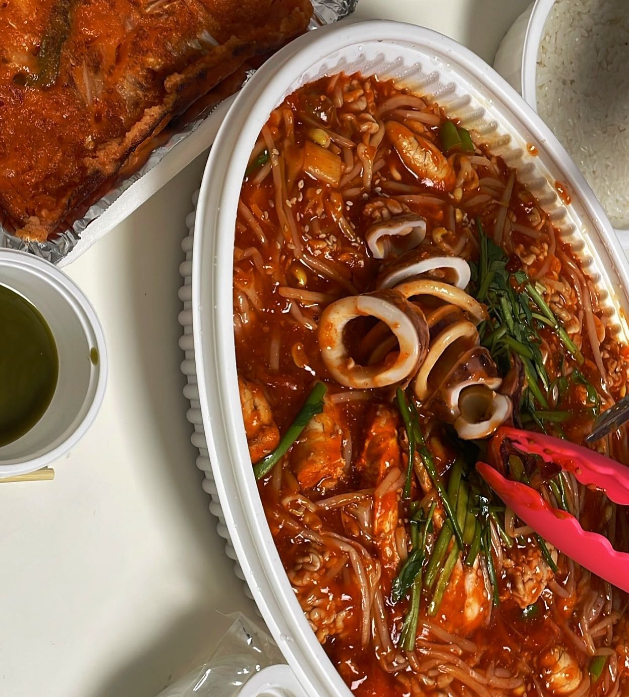 배민 리뷰용으로 찍은 사진이지만
너무 맛있게 먹고 냅다 피드 박제 해버리기.. 🔥
꽃게, 오징어, 낙지, 새우, 알, 곤이, 홍합, 오만둥이 
다 ~~ 들어간 해물찜 둘이서 뿌셨다 🐷 
(그와중에 서비스 김치전도 맛있음 ㅜ)