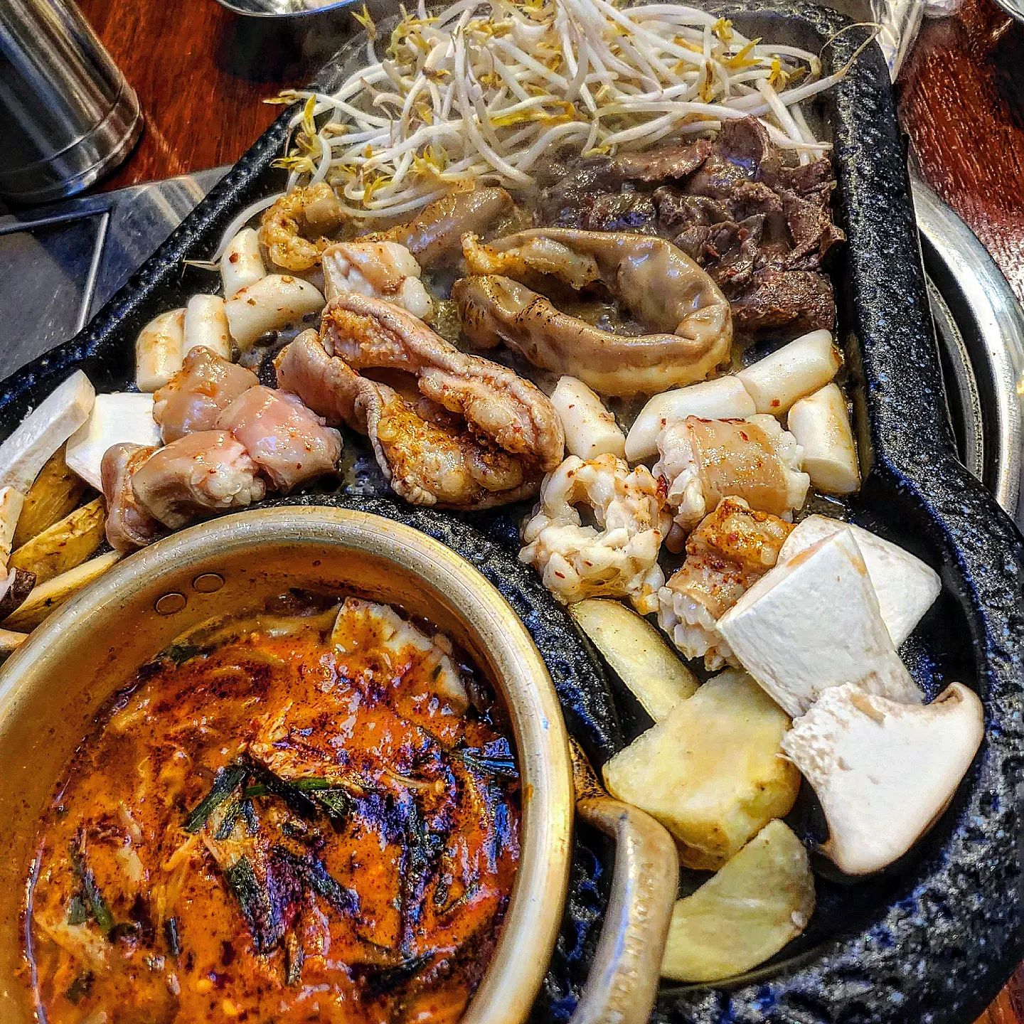 #협찬
#인천곱창맛집#곱창가

추운날씨에는 곱창이지!~~
구월동 로데오거리 출발고고!!!

우리는 곱창모듬으로 주문~!!
자리에 앉자마자 얼큰한 순두부찌개를 딱!!!!주시니까 
곱창이 익기도전에  소주한병 뚝딱🤣

숙성시킨후
1차로 초벌한 곱창,막창,염통..
곁들여 나오는 숙주,부추 얹어서 
특제소스에 찍어먹으면  아주 맛있다😝😝

염통구이,막창구이, 곱창전골,육회
다양한 메뉴가 많아서 좋고~~!!
소주가 술술 들어가요~~

✅️곱창모듬16,800원
✅️특양모듬16,800원

볶음밥 안먹으면 서운하죠~~
계란이불 뿌려주시니까 맛있게 먹다보니..
배터져..🤣🤣

쓸라쒸~~까지 꼭 먹자요♡♡♡

gopchangga1

📍 인천 곱창가, 인천 남동구 구월동 1458 104호 곱창가 구월로데오점

#곱창가 #인천맛집 #인천곱창맛집 #구월동맛집 #구월동곱창맛집 #구월동곱창 #구월동곱창가 #인천핫플 #인천맛집추천 #전국맛집추천 #곱창맛집 #대창맛집 #소곱창맛집 #협찬 #포포몬 #선팔하면먹팔 #먹스타그램 #먹팔#맛스타그램