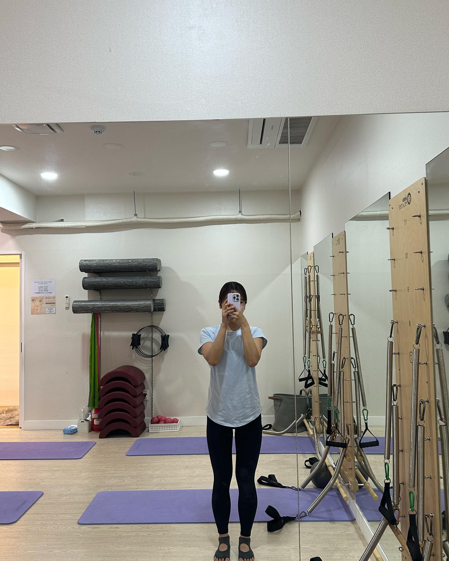 망가진 어깨와 함께 무너진 운동습관🥲

방학이었지만,, 두 달동안 운동 10번도 안했더라구요,,
그래서 점점 더 망가지는 듯한 몸ㅠㅠ

이제 곧 개강이지만 최소 주 2회는 운동 나가기!!💪🦵❤️‍🔥
.
.
.

#운동기록 #운동계정 #운동스타그램 #헬스타그램 #헬린이 #운동하는여자 #운동하는직딩 #운동소통 #운동맞팔