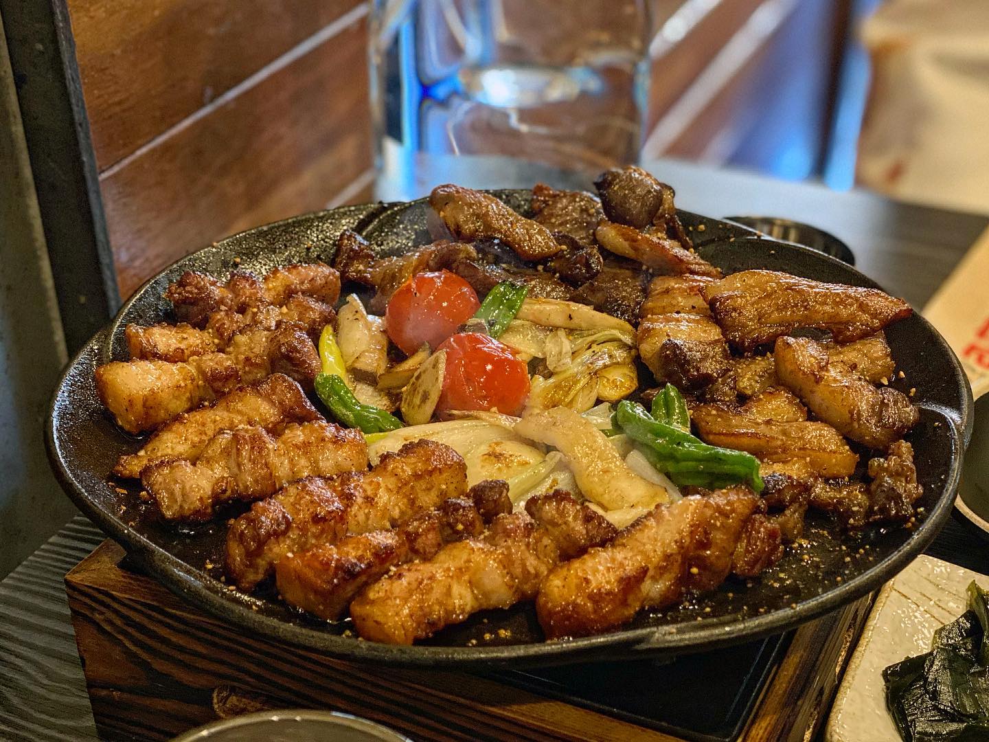 퇴근하자마자 달려온 이곳은  연수동에 위치한 #끌밋 이르는 고깃집 입니다!! 🐷🐷🫶🏻🫶🏻🫶🏻
끌밋이라는 단어의 뜻이 ‘모양이나 차림새 따위가 매우 깨끗하고 훤칠하다’라는 뜻 이라네요!😍
끌밋이라는 단어와 맞게 훤칠한 한 상이 차려지는 이 가게는 고기를 직접 구워 상으로 가져다 주신답니다 !! 
직접 고기 구울일이 없어 고깃집인데도 불과하고 냄새가 덜 베이고 편안한 식사를 할 수 있는 매장이에요 😋👍👍👍👍
기본 찬으로는 폭탄계란찜과 파무침, 양파절임, 명란젓, 명이나물, 백김치가 제공되었고 그외 소스 4가지가 같이 준비 됩답니다!
쌈은 기본으로 제공되지 않으나 사장님께 말씀드리면 제공해주신다고 말씀하셨어요 ! ㅎㅎ😆😆😆😆
추가 서브 메뉴로는 여러가지 음식중 비빔국수를 시켜먹어보았는데 사진에서도 느껴지지 않나요?? !! 🤤🤤🤤
쫄깃한 면발과 새콤달콤한 양념이 고기랑 최고의 궁합을 이루웠습니다🥺🫶🏻🫶🏻
인친님들도 꼭 와서 드셔보셨음 하는 맛 이네요🤤🤤❤️
가게내부는 작고 협소한 편 이였지만 분위기랑 맛이 최상급 이였어요 ( 테이블은 7태이블 정도 있었던 거 같아요 ! )
조용한 분위기에 고기를 직접 구울 필요도없이 맛있는 식사를 할 수 있는 이곳 ! 데이트 장소로도 정말 추천드려요!! 🥰🥰
저는 오늘 쫄깃살과 삼겹살을 먹었는데 다음번 방문시 다른 부위도 먹어볼까 합니다 !! 🐷
오늘 저녁 삼겹살.. 어떠신가요??🤤🤤🫶🏻🫶🏻🫶🏻🫶🏻
인친님들도 좋은 저녁시간, 맛있는 저녁시간 보내세요!!❤️

🔎 인천 연수구 용담로 115 . 113호(연수동, 파크타워) 끌밋

✔️ 032-812-1880
✔️매주 월요일 정기휴무
  매일 12:00~23:00 
 (22:15 라스트 오더)

지금 네이버 예약시 김치라면 증정하구 있어요 !! 
 맛도리한 식사 하구오세요🐷🫶🏻

#내돈내산 #내돈내산후기 #내돈내산맛집 #연수동맛집 #연수동고기집 #삼겹살맛집 #쫄깃살맛집 #숙성고기맛집 #연수동고기집추천 #고기맛집 #비빔국수 #맛집추천 #인천맛집 #인천데이트코스 #데이트맛집추천 #연수동데이트 #맛집탐방그램 #먹토리그램 #맛스타그램 #먹스타그램🍴 #먹스타소통 #먹스타그램꿈나무 #댓글환영 #댓글소통 #찐소통환영 #맛집공유 #팔로우늘리기 #인친환영 #소통스타그램🙋