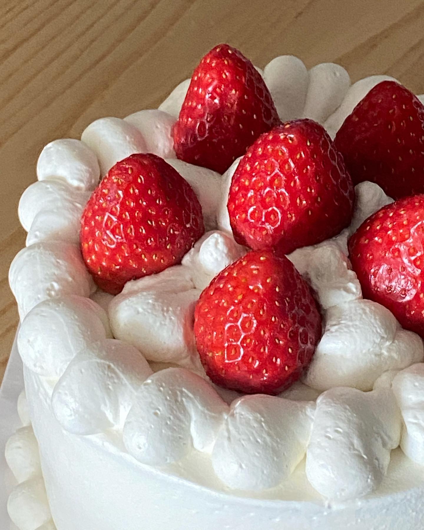 저지방 저당 딸기케이크💗
아빠 생신 케이크로 딸기 생크림 케이크를 만들어 봤어요! 생크림 케이크지만 저만의 특별한 레시피로 (쉿, 비밀 ><)우유향이 깊고, 느끼함도 싹 잡은 풍미 깊은 맛이 나서, 하루만에 순삭되었답니다 ㅎㅎ 다이어터, 어르신들, 아이들 입맛 모두를 만족시킬 수 있는!! 저만 먹기 아깝네요 🥹💗
.

#저당베이커리 #저당케이크 #수제케이크 #저지방베이커리 #저지방케이크 #다이어트케이크