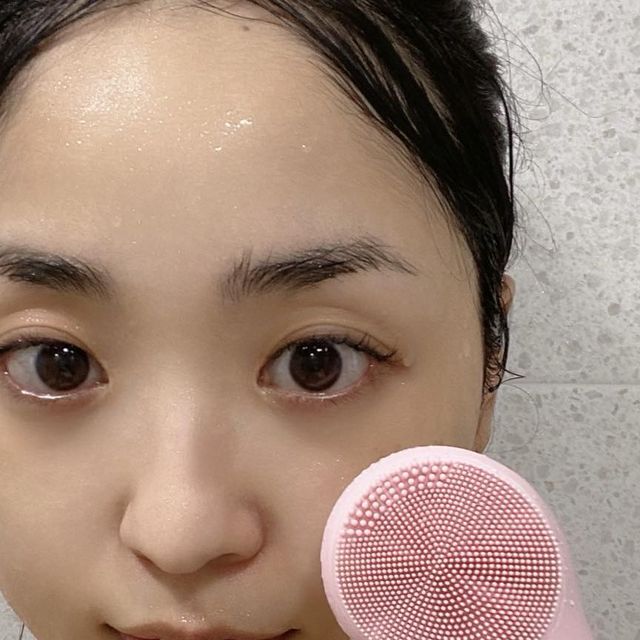 @yustina_no.1 on Instagram: "브러쉬 클렌저, 스펀지 클렌저는 세척 관리가 번거로워서 잘 안쓰게 되는데 #멜리언스 진동 클렌저는 실리콘 재질이라 세척도 편하고 위생적이라서 요즘 저의 필수템