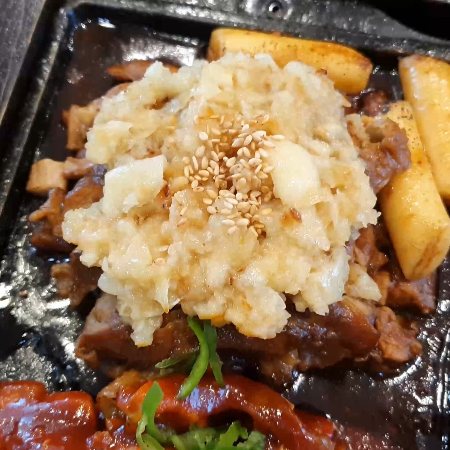 #음식제공 #포항수탉 #포항맛집
생방송 오늘저녁에도 출연한 찐맛집!💗
⠀
닭보쌈만 시켰는데요, 닭가슴살 탕수육, 시래기국, 주먹밥
그리고 과일 후식 서비스까지 대접해주는 곳....💕
닭에서 이런 맛이 나다니 먹을 때 마다 감동이야😹
네이버에서 예약 후 방문하면 닭곰탕 무료로 드실 수 있음!!
매운닭보쌈은 먹을 수록 매운맛이 올라오는 매콤한 맛!
마늘닭보쌈은 간마늘이 듬뿍 올라가있어서 질리지 않고
계속 먹을 수 있음!! 이쯔미가튼 먹보들한테 추천🐷
⠀
#원조닭보쌈 #포항닭보쌈 #포항장성동맛집 #수탉본점
#스페이스워크맛집 #생생정보통