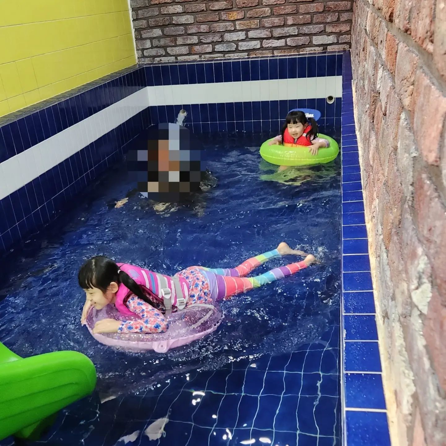 #협찬 #태안아이랑키즈풀빌라 #태안풀빌라
#마검포해수욕장 과 이어져있는 개별수영장있는 키즈풀빌라

시설도 깨끗하고 마검포해수욕장과 이어져있는 길이 있어서 해수욕장까지 거리 2분거리라서 #태안갯벌체험 하기에도 정말 좋은곳이예요.
개별수영장이 있어서 아이들과 1시간넘게 물놀이도 하고 아이들이 지루할틈없이 즐겁게 지냈어요 추천합니다!

➡️주소 :충남 태안군 남면 마검포길 313-18 아이랑키즈풀빌라
➡️입실/퇴실시간 : 3시입실/11시입실
➡️연락처 : 010-5659-0815

더 자세한 블로그후기
https://m.blog.naver.com/iningis/223030445799