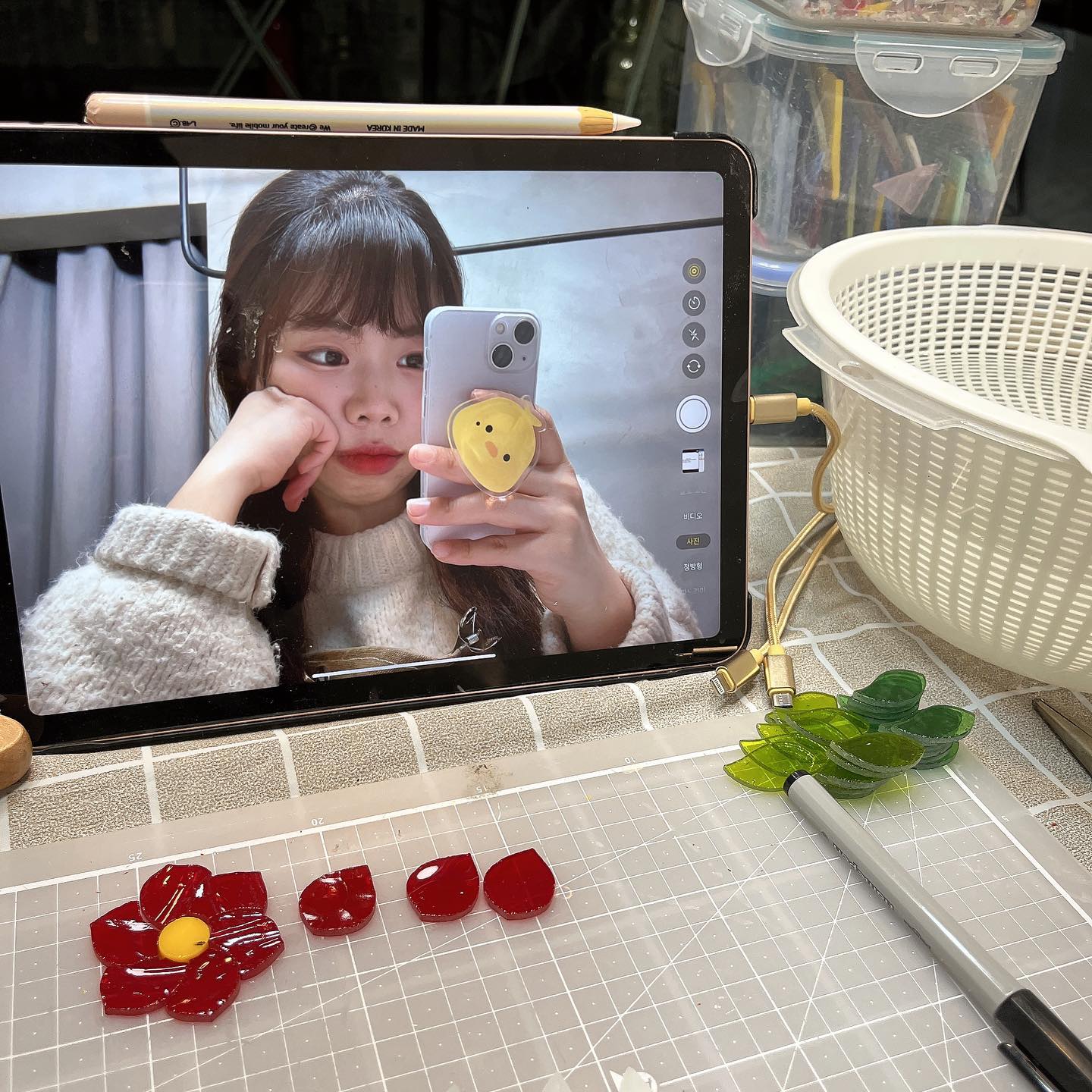 사람은 정말 말하는대로 되는구나!
라는걸 더 많이 느끼는 요즘., 
“하고싶은일이 너무 많아서 내가 뭘하고 있을지 나의 30대가 너무 기대돼“ 
해왔던말도 나름 많은 이것저것을 거쳐
일상과 일에서 모두 더 기대되는중.,

”30살엔 꼭 공방을 운영해야지“
라는 말은 작년에 못지켜서 슬플뻔 했는데 다행히 나 내년 4월까지 30이래 얏!호!✨

이제 로또당첨 될꺼라고 하루에 10번씩 말해야지 !