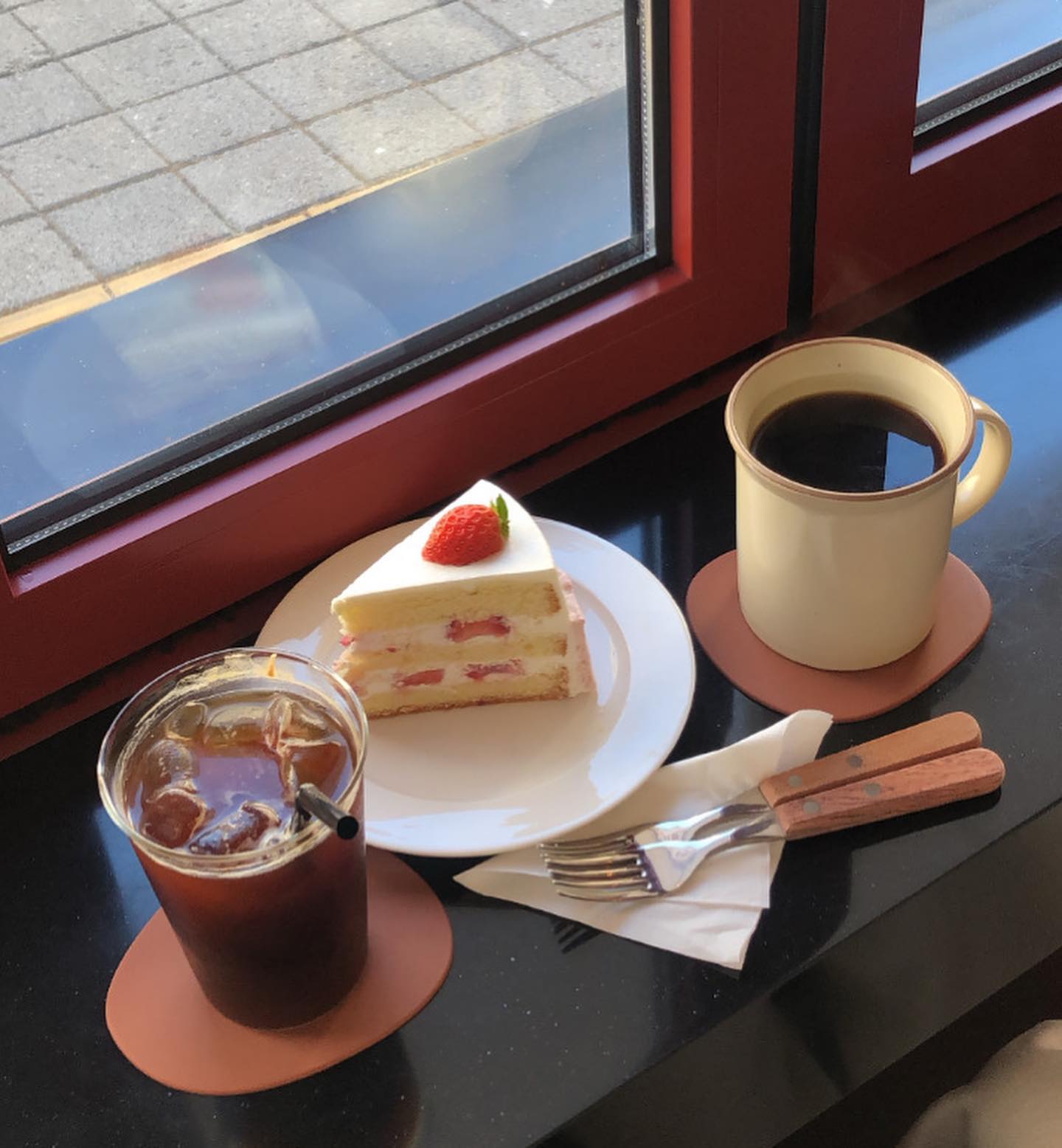 💬불당동 유토피 utopie.

사람들의 발길이 끊이지 않는 불당동 카페 유토피🕶️

요즘은 카페들 커피 맛이 정말 너무너무 맛있어요 ..💗 친구와 저 모두 놀란 커피 맛! 뜨아와 아아 모두 맛도리- 

케이크도 부들부들 달달 커피와 조합이 넘 좋았댜능..🤓

유토피 외관은 마치 유럽같은 분위기를 풍겨서 사진 찍기에도 너무너무 좋아요! 

천안 불당동에 오면 유토피 궈궈🤟
