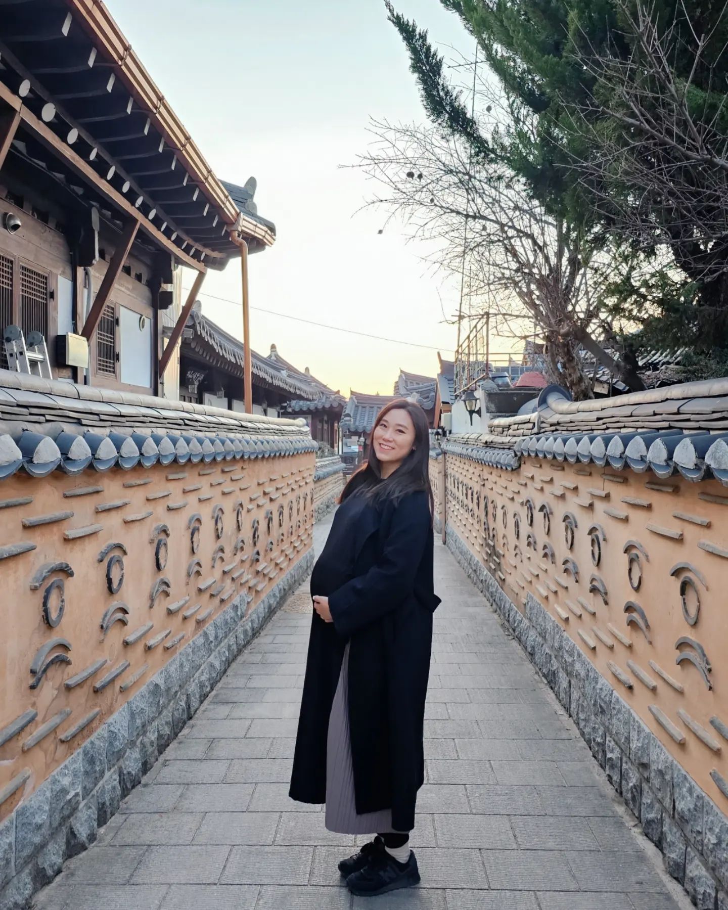 #전주여행 230226~230227
#쁨쁨즈맘_27주6일

지난 주말에 전주 다녀왔어용
몸이 더 무거워지기 전에 어디든 다녀보겠다는 의지로❤️‍🔥❤️‍🔥

사진 찍어보니 배가 진짜 많이 나왔죠? 
이정도면 단태아 만삭...정도 인듯🫠
아직 두달도 더 남았는데 배가 어디까지 나올건지 상상이 안갑니당 ㅋㅋ 

암튼 오랜만의 전주는 여전히 고즈넉하고, 이뻤어요🤍
사람도 많고 먹을것도 많고~ 🙂
조금 돌아댕기다가 먹다가 쉬다가 또 돌아댕기다가 먹다가 쉬다가 행복한 여행이었숩니당🩷🩷