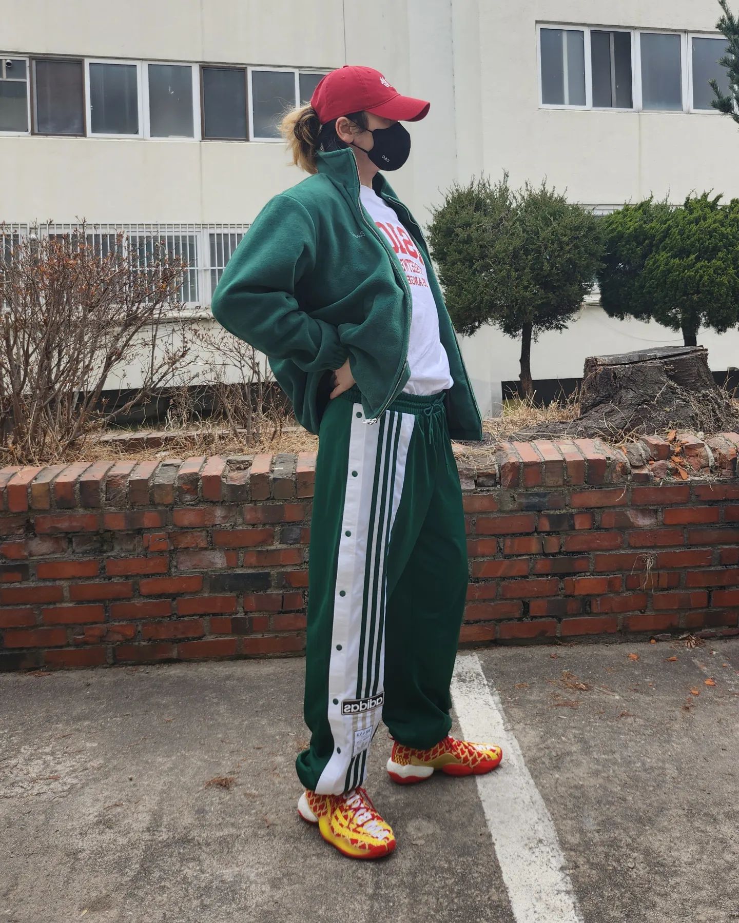 요즘 정신 없이 바쁜 하루네요~ 다들 잘 지내고 계신가욤... 어느새 겨울이 끝나고 봄이 왔네요! 3.1!!!!이 되었네요.
오늘은 그런 기분으로 그린컬러에 레드를 포인트로 두어 코기를 했습니다. 

추리닝으로 편함을 정복했네욤🤩🤩

다들 좋은 하루돠세욤!!😊😊😊

모자 : #기세
아우터 : #피지컬에듀케이션
상의 : visionstreetwearkorea
하의 : adidas
신발 : adidas

👉앞으로도 여러분들이 더 관심을 가질 수 있도록, 더 좋은 패션 정보 공유하도록 하겠습니다🫠

또한,

🔳잠시, '주목'부탁드려요~¡¡

🟥패션에 관심 있으시다면 "좋아요"를
🟧자주자주 보고 싶으시면 "저장"을
🟨생각나는 사람 있으시다면 "공유"를
🟩앞으로의 컨텐츠도 궁금하시다면!
kor.work "팔로우" 부탁드릴게요!!

😁보고가주셔서 감사합니다😁