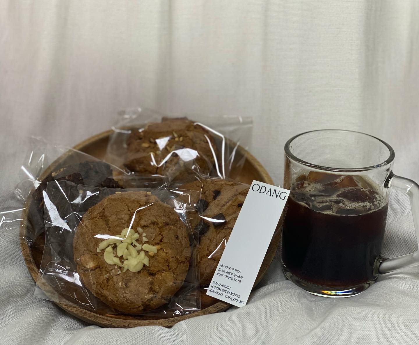 카페 오당 *협찬*

요즘 날씨도 너무 좋은데 피크닉에 
가져갈  달달한 디저트 필요하지 않으세요~!?

아메리카노랑 같이 먹으면
진짜 이런맛이 없다구요!!~
사장님이 직접 만드시는 수제 쿠키 과자 세트🍪

총 4종으로 구성되어있는 아메리칸쿠키입니다
마카다이마가 쏙쏙 박혀있는 쿠키
진짜 너무 너무 맛있더라구요!
초코칩 콕콕 박힌 쿠키도 많이 달지 않고 
디저트로 먹기 너무 좋았어요

특히 저희 부모님이 정말 좋아하셨어용
어른분들도 부담없이 드시기 좋은 쿠키라니!

심지어 택배발송이 되는데 포장이 심플하면서 
고급스러워서선물용으로도 최고에요!

*레터링케이크로 유명하구 쿠키까지 정복하러 나타난 
✨카페오당✨입니다

📇경기 고양시 일산동구 일산로358번길 37 1층

cafe_odang

#아메리칸쿠키 #아메리칸쿠키맛집 #아메리칸쿠키택배 #일산쿠키 #쿠키택배 #쿠키택배주문  #쿠키택배가능