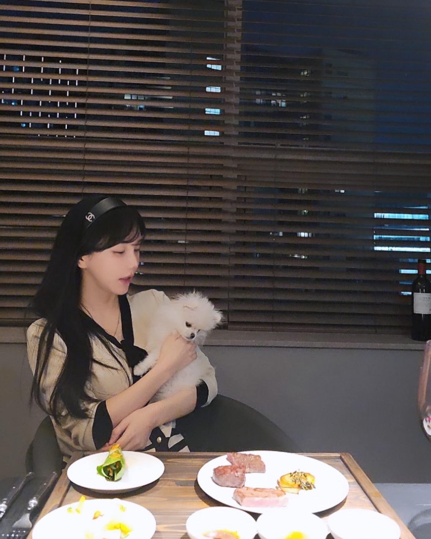 greee_cheongdam . 
몇 달 전부터 넘 넘 와보고싶었던 곳! 
제니와 함께>.< 오기전에 제니랑 같이 가는거 허락해주신 그리에!  인테리어도 넘예쁘고 음식도 다 너무 이쁘게 나와서 두시간동안 시간가는줄 모르고 먹었당🥰 #배불러 #다이어트는내일부터 mellode_dosan_cake 케이크도 넘예뽀💗
