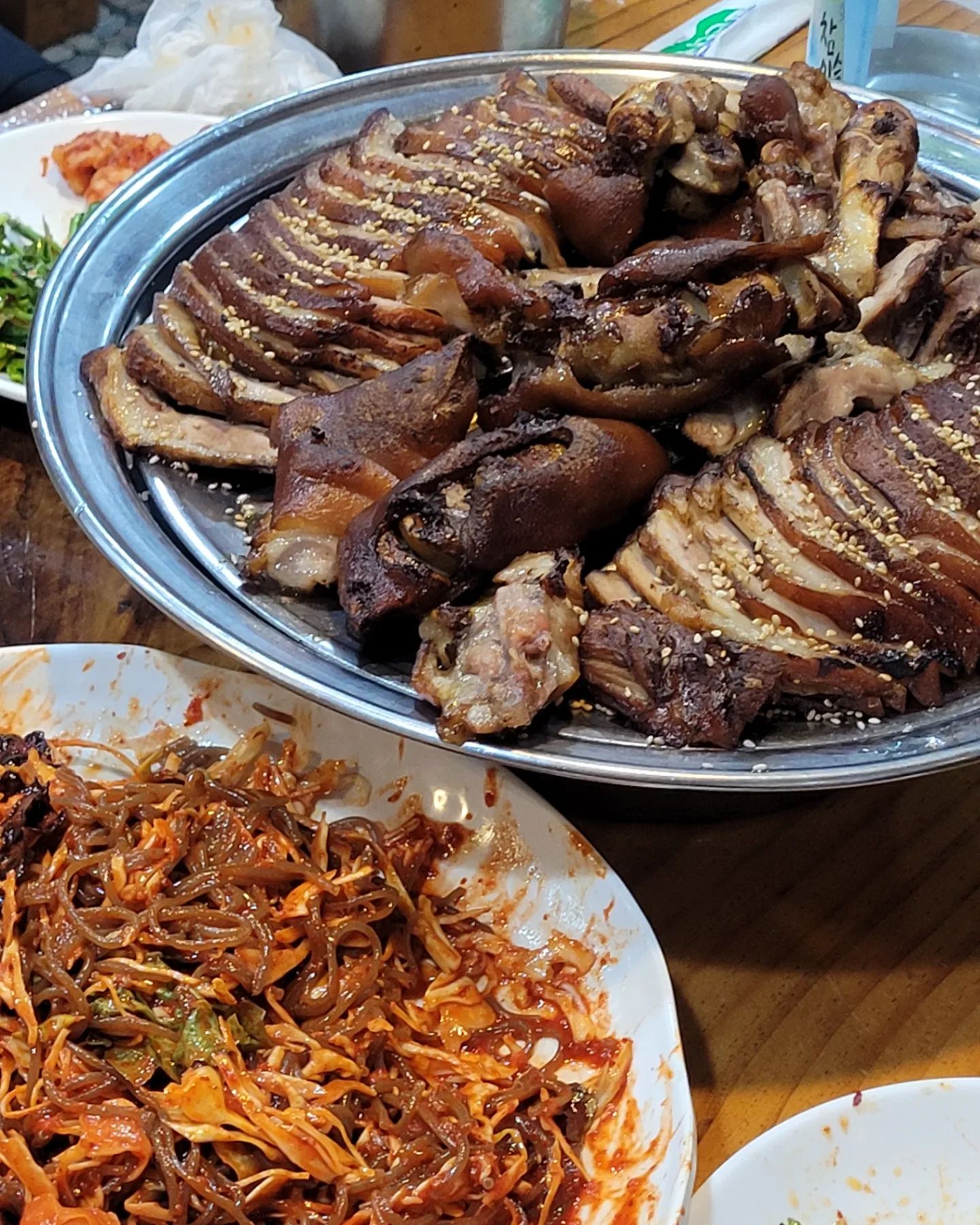 안녕하세요 코리아 족발당수 냉편입니다.

참으로 오랜만에 올리네요.

그간 많은 사연이 있어 글을 올리지 못했습니다.

오랜만에 업무 적응좀 하느라 애를 좀 먹었답니다.

그리고 

족발이였던 제 손과 발이 살이 빠져서 사람 손이 되었는데요.

동족상잔의 비극을 피하게 되어 족발을 먹으러 갔다왔습니다.

범계역 근처 장충웰빙족발이라는 곳입니다.

업력이 꽤 오래된 곳이구요.

맛도 훌륭하고, 술안주로 최고였습니다.

하지만 술은 안먹었다는 건전한 사실^^

쟁반막국수에 족발한점 싸서 입에 넣으니.

국수양념과 족발이 조화를 이루며 식도를 타고 윤성빈 선수가 스켈레톤 타듯이 넘어갑니다.

너무 즐거운 맛이여서 꽤나 츄라이츄라이 했답니다.

근황공개 한번했으니 다시 요람으로 돌아가 보겠습니다.

그럼 이만.

#족발 #범계역맛집 #장충웰빙족발 #족발맛집 #범계맛집 #현지인맛집 #술안주추천 #술집추천 #좋아요 #좋반 #좋아요반사 #좋반테 #좋아요테러 #데일리 #일상 #근황