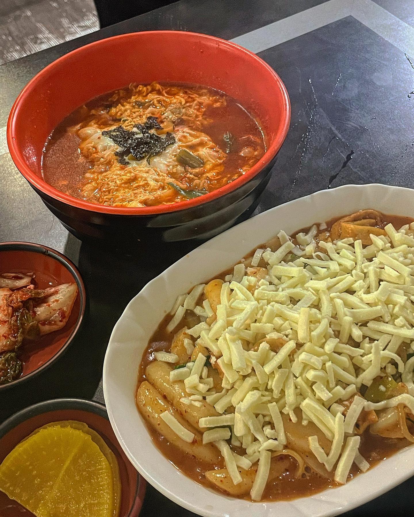 #청주 #청주대 #쇼킹

오늘의 일반식 한끼 🥲
다이어트 시작하고 제일 먹고싶었음
매일 라면먹방만 찾아보다가 오늘 결국 사고쳤다 히히 
남자친구가 청주대 나름 맛집이라고 가보자던 분식집 ! 완전 학교 앞 갬성 낭낭 ❛˓◞˂̵✧

치즈떡볶이는 떡국떡이 들어가서 중딩시절 많이 갔던 디델리의 추억이 생각났고,
오징어김밥은 찐 오징어숙회가 들어간 김밥맛이였음. 라면이야 뭐 분식집 맛도리라면 그 자체 🍜 ㅠㅠ 🍜
주말기념 소원풀이했으니 다음주도 파이팅해야지!!!!!!! 

📌 오징어김밥 ₩5000원
📌 치즈떡볶이 ₩5000원
📌 라면 ₩4000원

#청주맛집 #청주대맛집 #떡볶이 #라면 #김밥 #분식맛집 #맛집추천 #분식 #먹스타소통 #먹스타맞팔