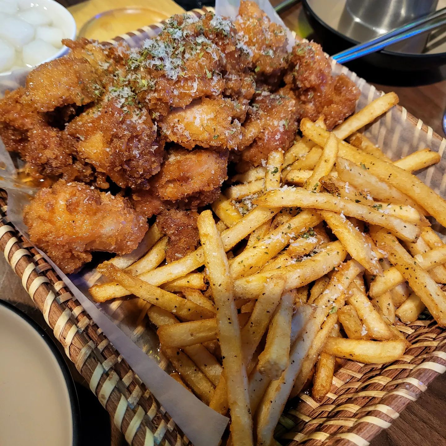 여기 진짜 맛집이에요❗️❗️

마늘 간장 치킨이 엄청 달달하면서 간장 맛도 적당히 나서 너무 좋았어요!! 겉에는 바삭하고 속은 촉촉해서!! 
김치전은 진짜 김치가 엄청 시더라고요! 신거 좋아하시는 분들께 추천드릴게요!! 
대게 튀김이 안에 대게 살이 가득 들어있어서 한입 가득❗️
껍질 튀김은 엄청 바삭바삭해서 칠리소스에 찍어서 먹으면 쵝호..
분위기도 완전 제주도 갬성이라서 너무 좋았어요!!

🍊 서귀포로맨스
🍊 서울 광진구 아차산로33길 27 1층

#먹스타그램#맛스타그램#먹방#맛집#서귀포로맨스#건대#건대술집#건대맛집#건대맛집추천#제주도감성#인스타갬성#안주맛집#건대안주맛집#치킨#김치전#좋아요#먹팔#먹팔해요#🔥🔥🔥