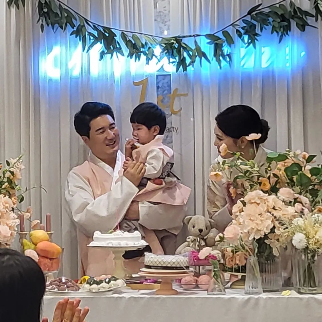 귀여운 건우야
생일 축하햇👶🎉🎁
엄아빠 말 잘 들어
특히 엄마말.
너의 엄마 피지컬100  나갔으면
새끼손가락 하나로 우승할 사람이야:)
.
#김건우 #👶
