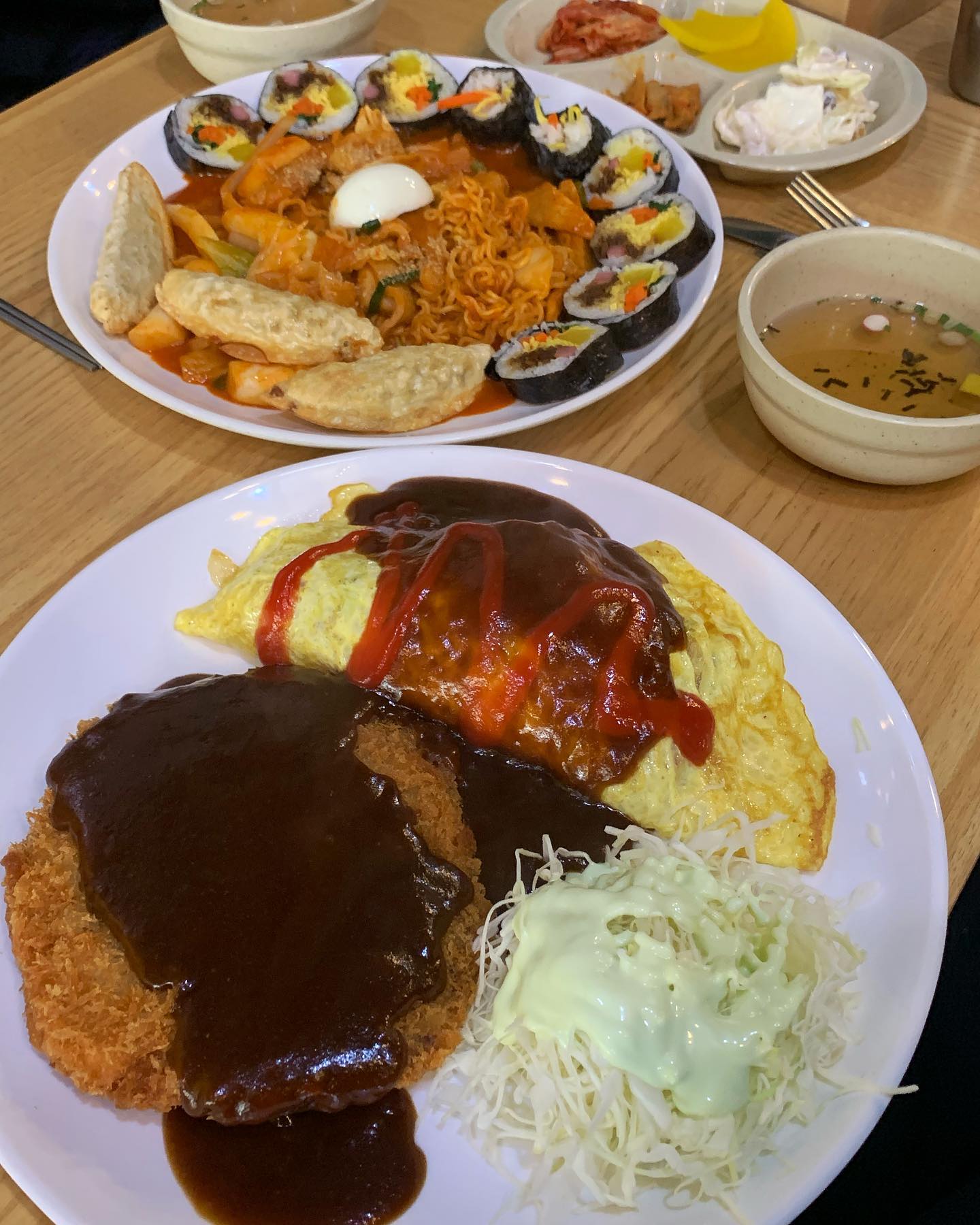 학생 때는 정말 자주 왔는데..!
오랜만에 먹어본 #김밥천국 ‼️
둘이서 오므돈까스+라볶이정식 뿌시고 옴😆
.
.
#대전 #대전맛집 #분식 #분식맛집 #분식스타그램 #분식집 #맛집 #맛스타그램 #맛스타 #맛집투어 #맛집추천 #맛팔 #맛집탐방 #먹스타그램 #먹스타맞팔 #먹방스타그램 #먹부림 #먹스타 #선팔하면맞팔 #먹방그램 #음식 #음식스타그램 #음식사진 #음식추천 #먹팔 #좋아요반사 #좋반 #협찬문의 #협찬가능