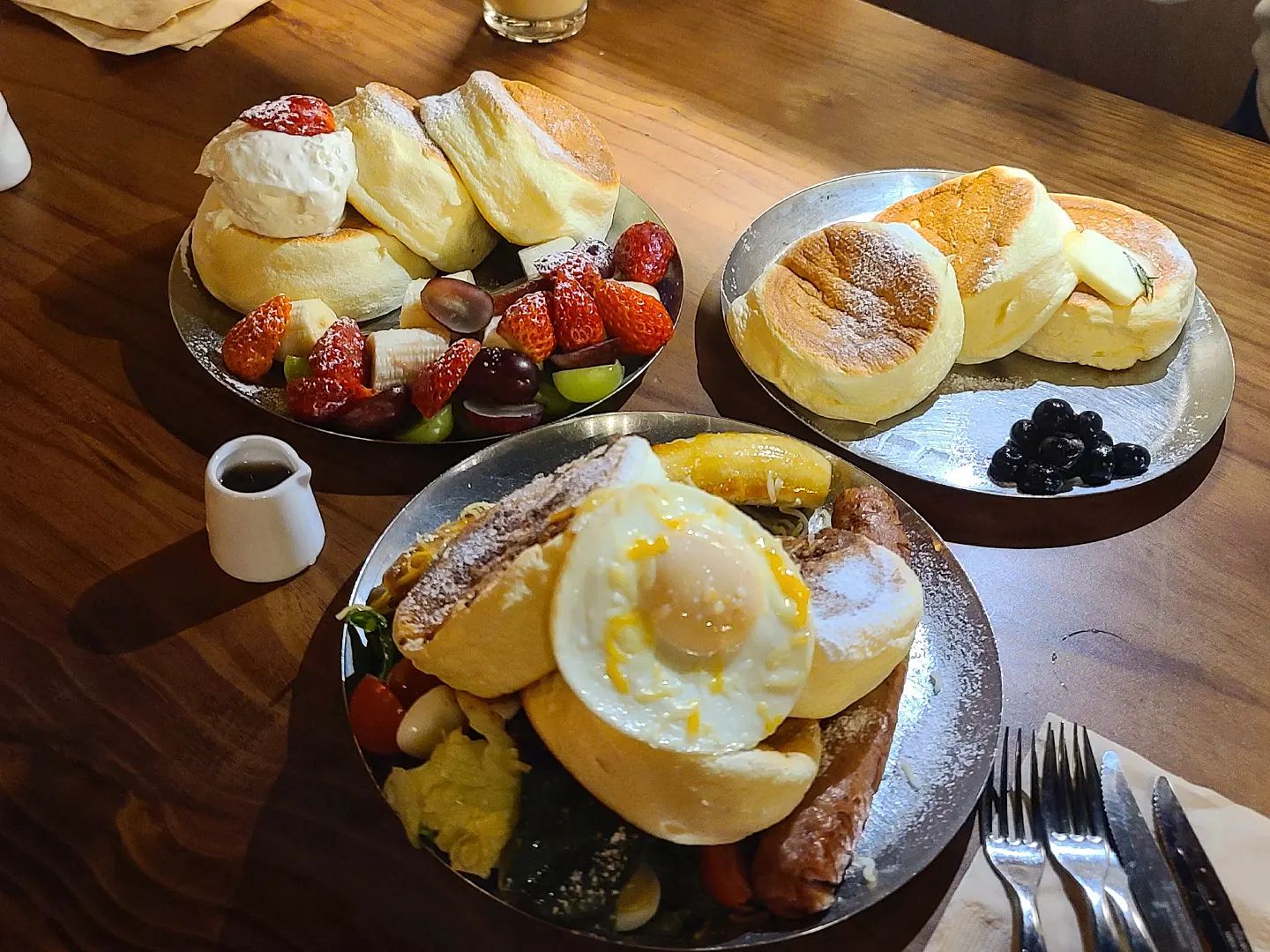이정도면 젠젠팬이다... #송파맛집 #젠젠잠실점 
수플레팬케익을 처음으로 맛있게 먹어본곳이 젠젠죽전카페거리였어요. 이전까지 저에게 수플레팬케익은 계란비린내가나는 뭉실한그무언가였는데 나쁜기억을 다 없애주고 단골이될만큼 맛있는 곳이었어요ㅠㅠ 

그후로 가까운젠젠이있을때마다 도장깨기하듯 다니고있어요. 요번에는 잠실점! 송리단길에 위치해서 접근성도 좋고, 선착순이긴하지만 주차공간도있는 꿀맛집🤘

친구들이정말 잘먹어서 1인 1수플레하려다가 4인 3수플레 1샐러드로 타협봤는데 아주 싹싹긇어먹더라구요🤣 다른테이블은 2~3인에 1수플레🥲

처음시켜본 샐러드가 정말 가성비좋고 맛있어서 다음에도 시킬계획이에요!

1인1수플레할정도로 넘넘퐁실퐁실 맛있는 젠젠♥ 네이버예약후 방문해서 리뷰작성하면 맛있는 크림이나 아메리카노리필중 택1로 서비스받을수있어요❤️‍🔥

👉젠젠 잠실점
협소하지만주차가능
*브런치팡케키 18,000원
*계절과일팡케키 18,000원
*젠젠팡케키 12,000원
*아보카도샐러드 8,500원