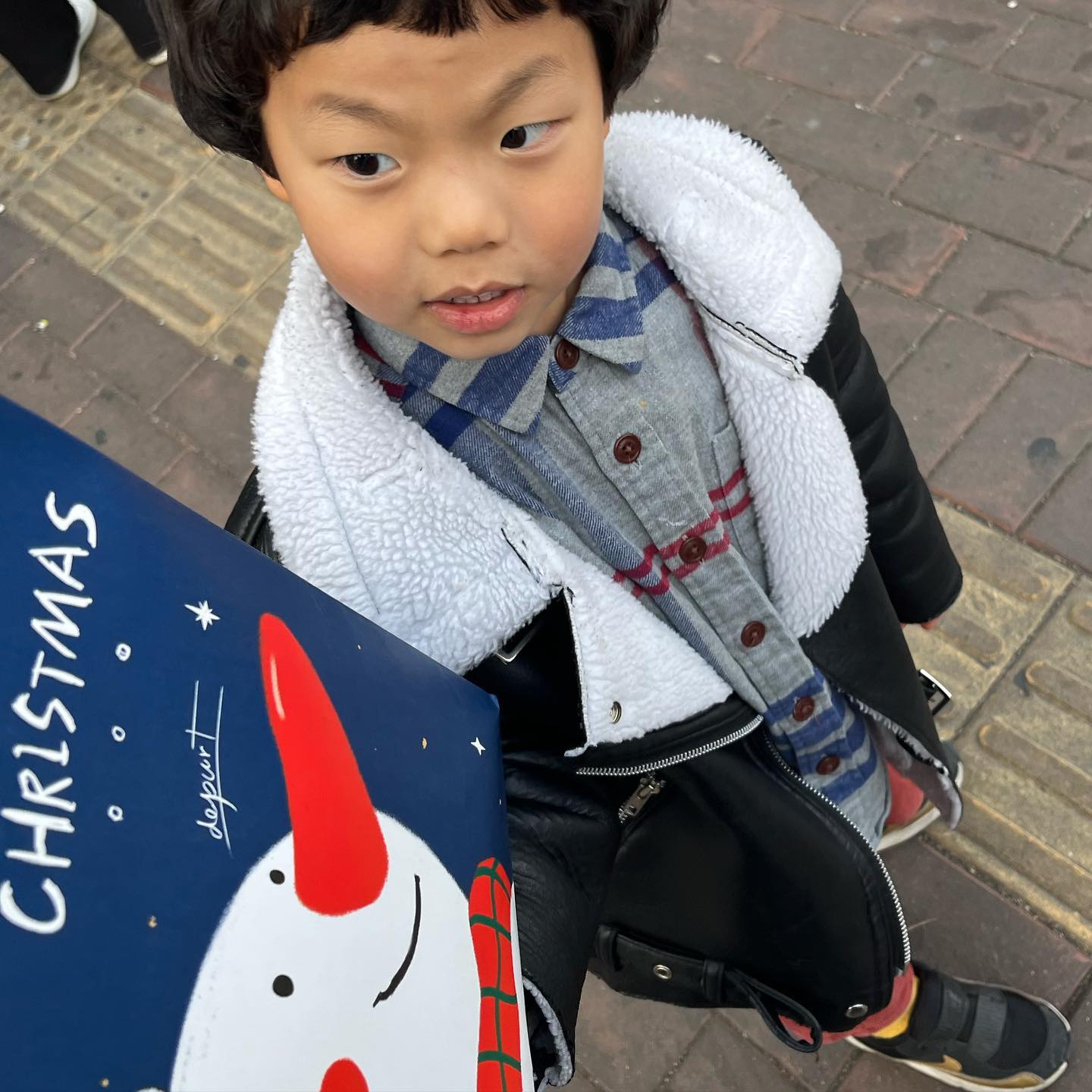 누님 쇼핑백 들면 무겁다고 쇼핑백 들어주는 베베.. 감동이양🥹..
#왼손은거들뿐