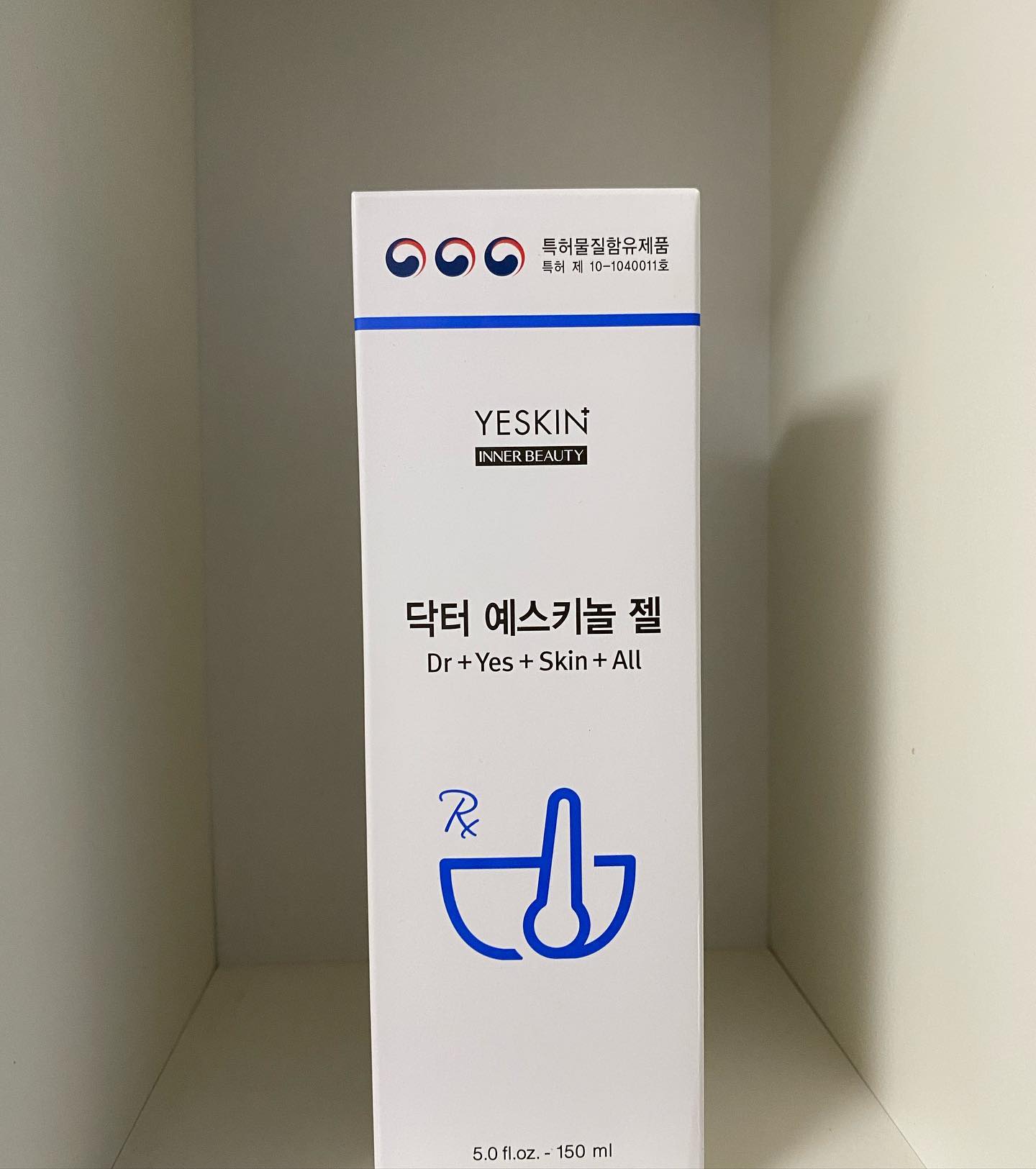 💊닥터 예스키놀 젤🧴

코코덕이 피부트러블 났을 때 쓰는 여드름 찐 꿀템을 소개합니다!! 

.ᐟ 여드름 스팟에 바르면 빠른 진정효과

.ᐟ 스테로이드 함유 x 천연물질로만 구성

.ᐟ 상처 흉터 여드름 벌레 물린 곳 등 다양하게 사용 가능

전 이걸 여드름 난 곳에 꾸준히 발라주고 있는데요 , 2-3일 만에 붉은기가 진정되고 
빨리 사라지더라고요! 
요즘 쓰고있는 찐꿀템이네요 😚
인터넷으로 팔지 않으니 약국에 있으면 무조건 쟁여놓는 템 ,, 

#닥터예스키놀젤 #예스키놀젤 #여드름진정