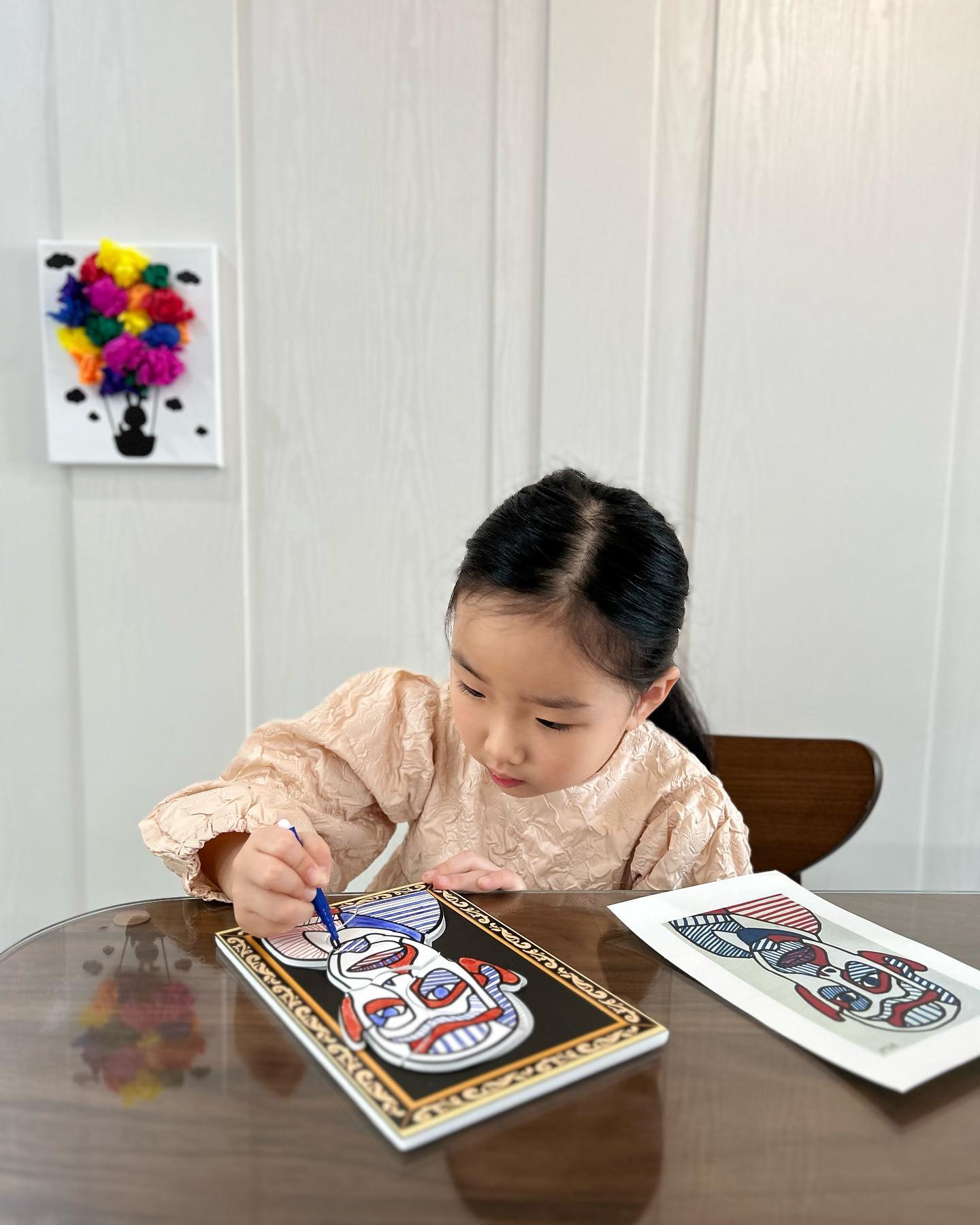 Let's Play in English TELLY 💙
매주 일요일 별하의 텔리수업시간
이번주는 4주차인 “Jean Dubuffet: Color & Shape" 테마의 마지막 수업
(이번 수업은 엄마가 좋아하는 화가여서 사심이 듬뿍ㅋㅋ엄마가 더 즐거웠던..)

KT 4. Piece it together
원어민 선생님과 유명한 그림인 장 뒤뷔페의 자화상을 퍼즐로 만들어보는 시간🖼️
“draw a face 음..? face??”
“just like person,엄마!!“
패턴을 그리던 중 패턴 조각을 보며 이렇게 선들로도 얼굴을 그릴 수 있다며 재밌다고 이야기 하는 별하
하랑이가 어려 이번 전시는 가보지 못 했지만.. 다음에 전시가 열리면 같이 가보자~
워크시트 속 별하의 자화상까지 그린 후 타켓단어와 문장으로 복습하고 즐겁게 수업 마무리🎵

☑️ 텔리 키트: 미술놀이 키트,윈어민선생님 수업영상, Mom's Guide Book, Active Guide Book, Activity영상

'본 포스팅은 텔리잉글리시로 부터 지원을 받아 솔직하게 작성한 후기입니다'
tellyenglish 
#엄마표영어 #영어놀이 #영어발화 #놀이영어 #텔리잉글리시